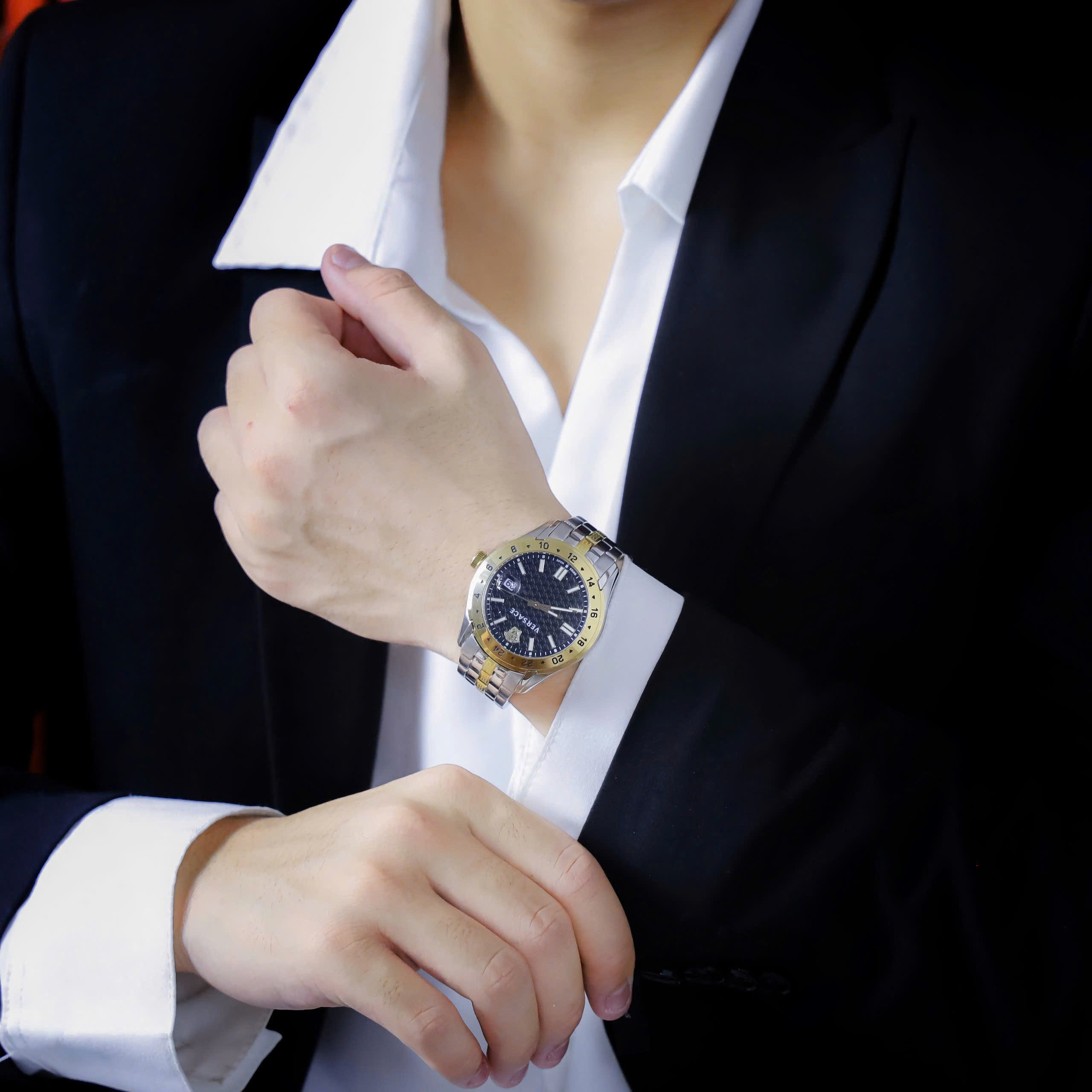 Đồng hồ Versace Greca Time GMT demi vàng mặt đen fake cao cấp 41mm (8) Đồng hồ Versace Greca Time GMT demi vàng mặt đen fake cao cấp 41mm