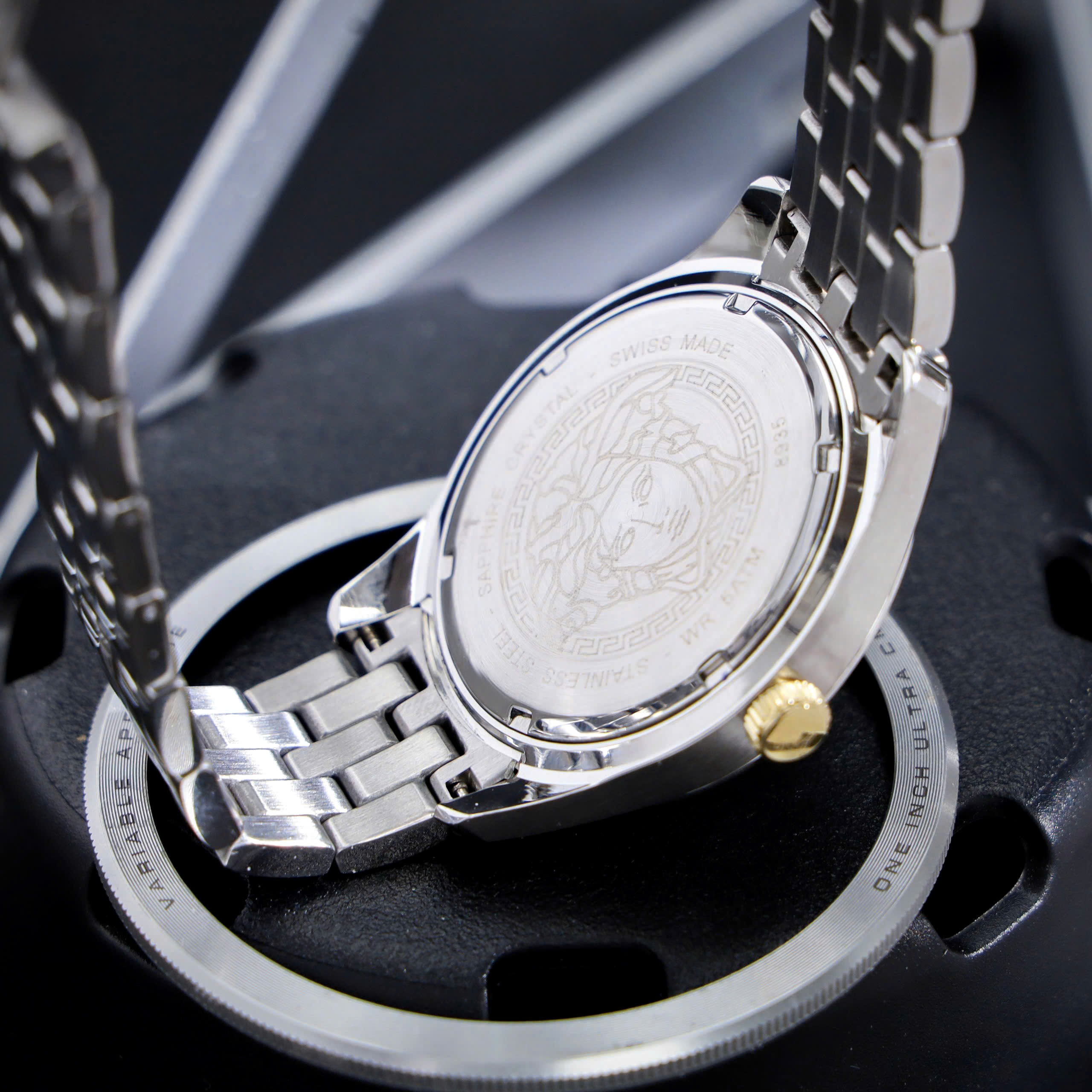 Đồng hồ Versace Greca Time GMT nam dây kim loại cọc số dạ quang 41mm (1) Đồng hồ Versace Greca Time GMT nam dây kim loại cọc số dạ quang 41mm