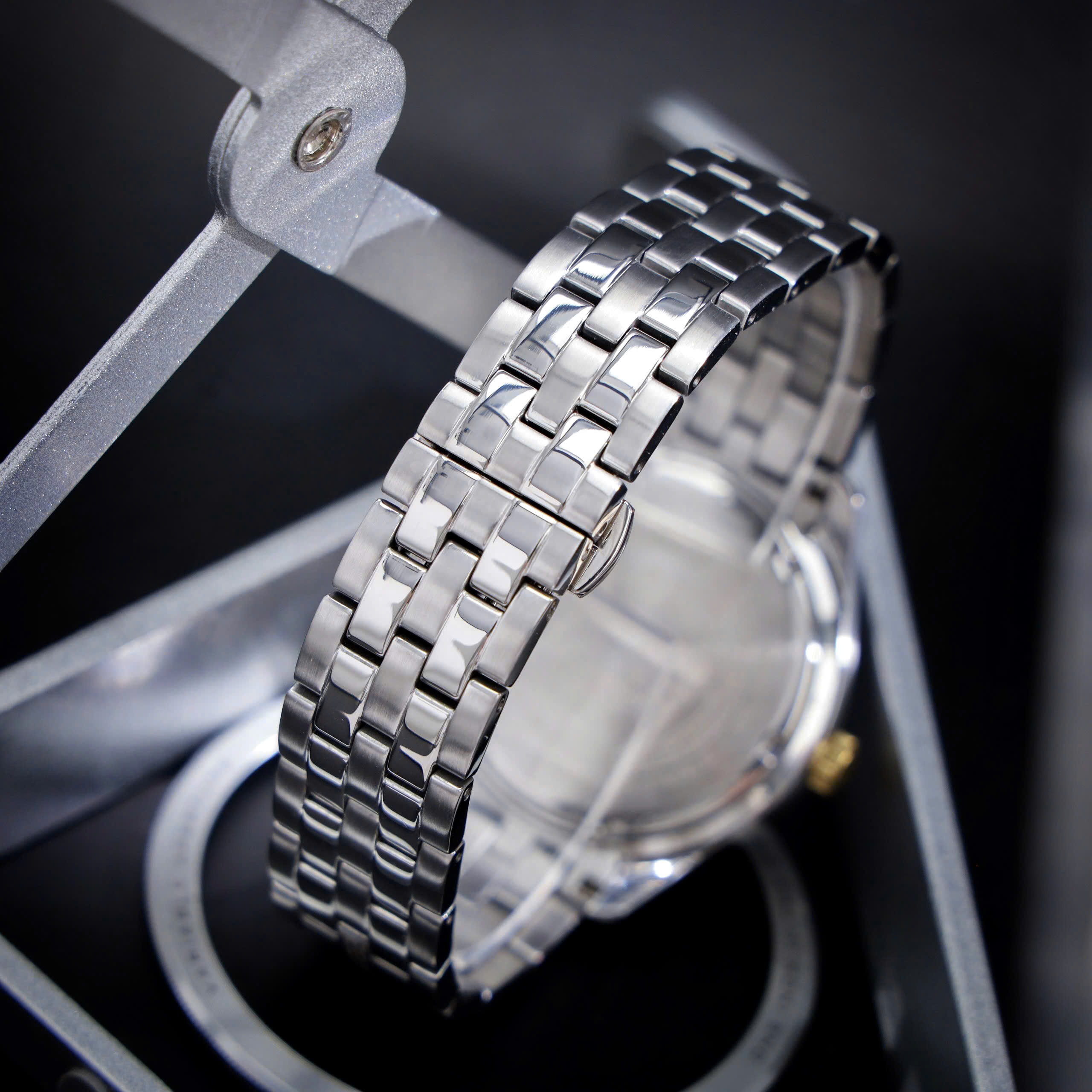 Đồng hồ Versace Greca Time GMT nam dây kim loại cọc số dạ quang 41mm (2) Đồng hồ Versace Greca Time GMT nam dây kim loại cọc số dạ quang 41mm