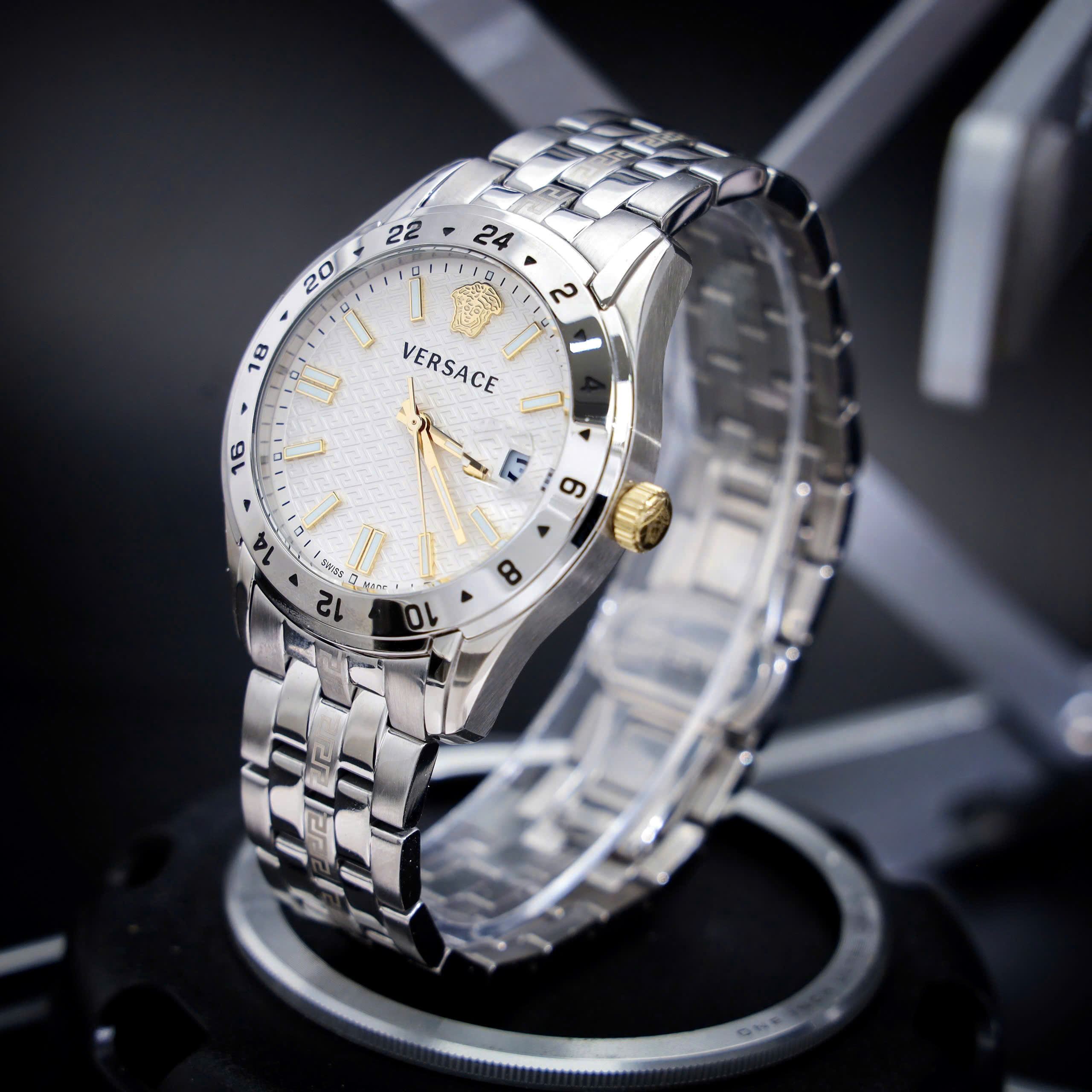 Đồng hồ Versace Greca Time GMT nam dây kim loại cọc số dạ quang 41mm (3) Đồng hồ Versace Greca Time GMT nam dây kim loại cọc số dạ quang 41mm