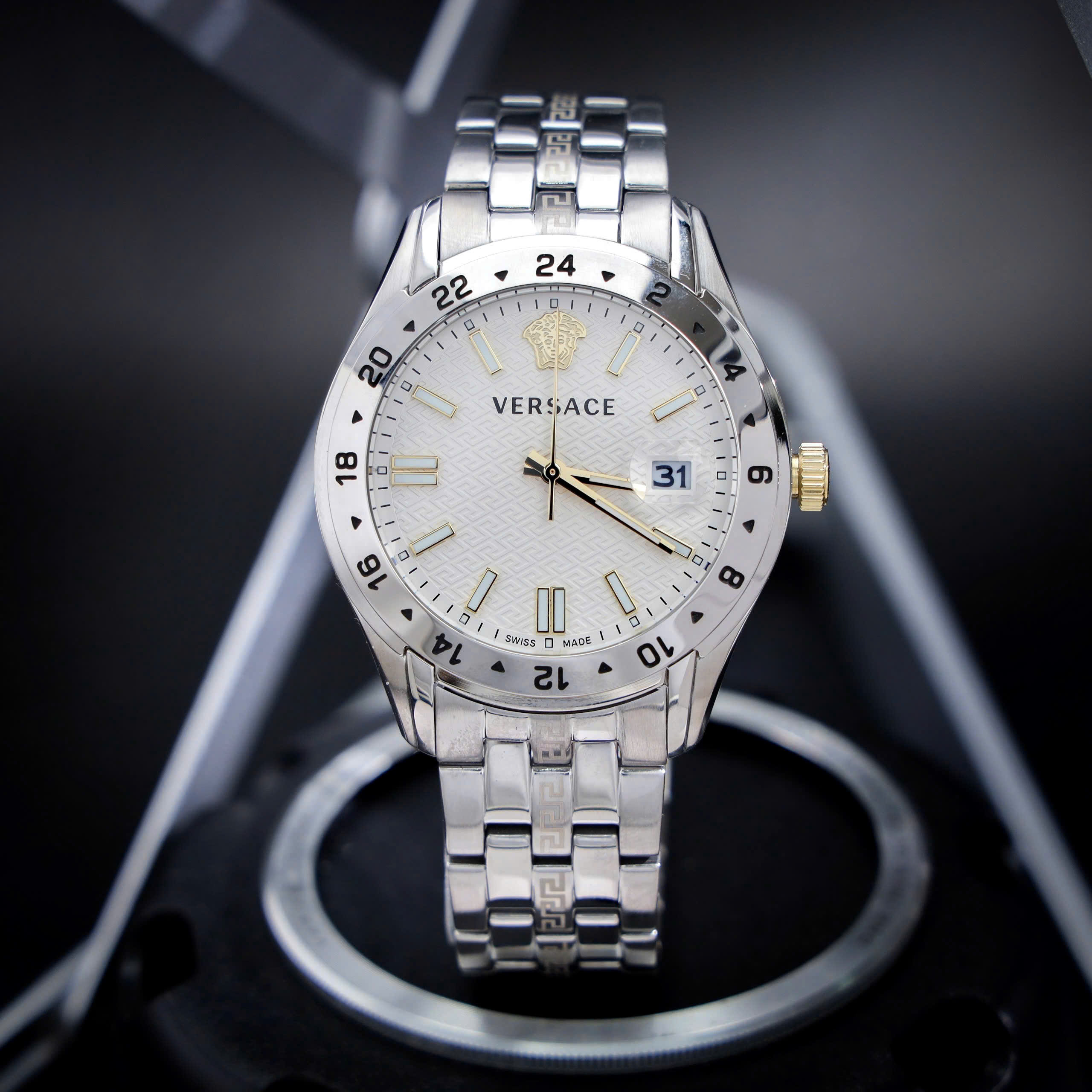 Đồng hồ Versace Greca Time GMT nam dây kim loại cọc số dạ quang 41mm (4) Đồng hồ Versace Greca Time GMT nam dây kim loại cọc số dạ quang 41mm