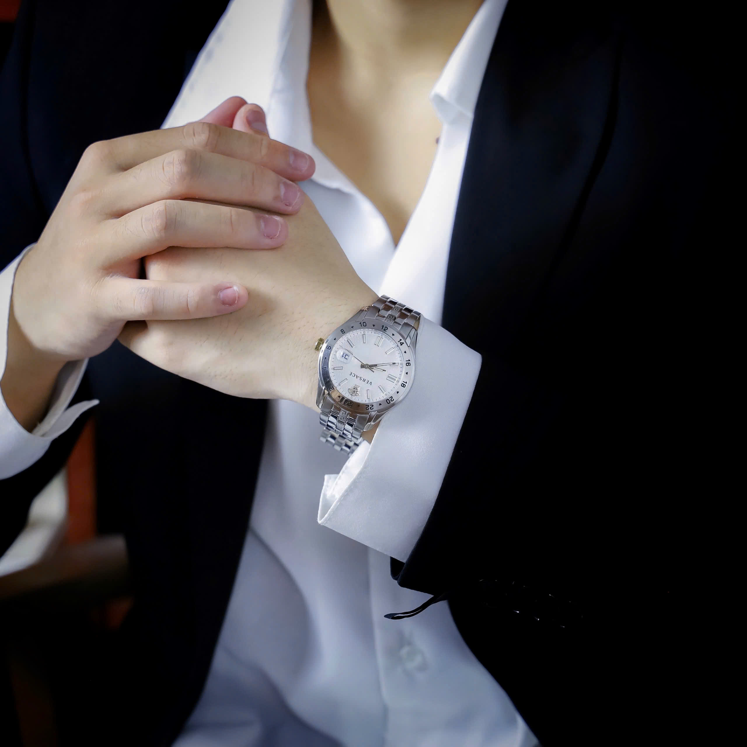 Đồng hồ Versace Greca Time GMT nam dây kim loại cọc số dạ quang 41mm (6) Đồng hồ Versace Greca Time GMT nam dây kim loại cọc số dạ quang 41mm