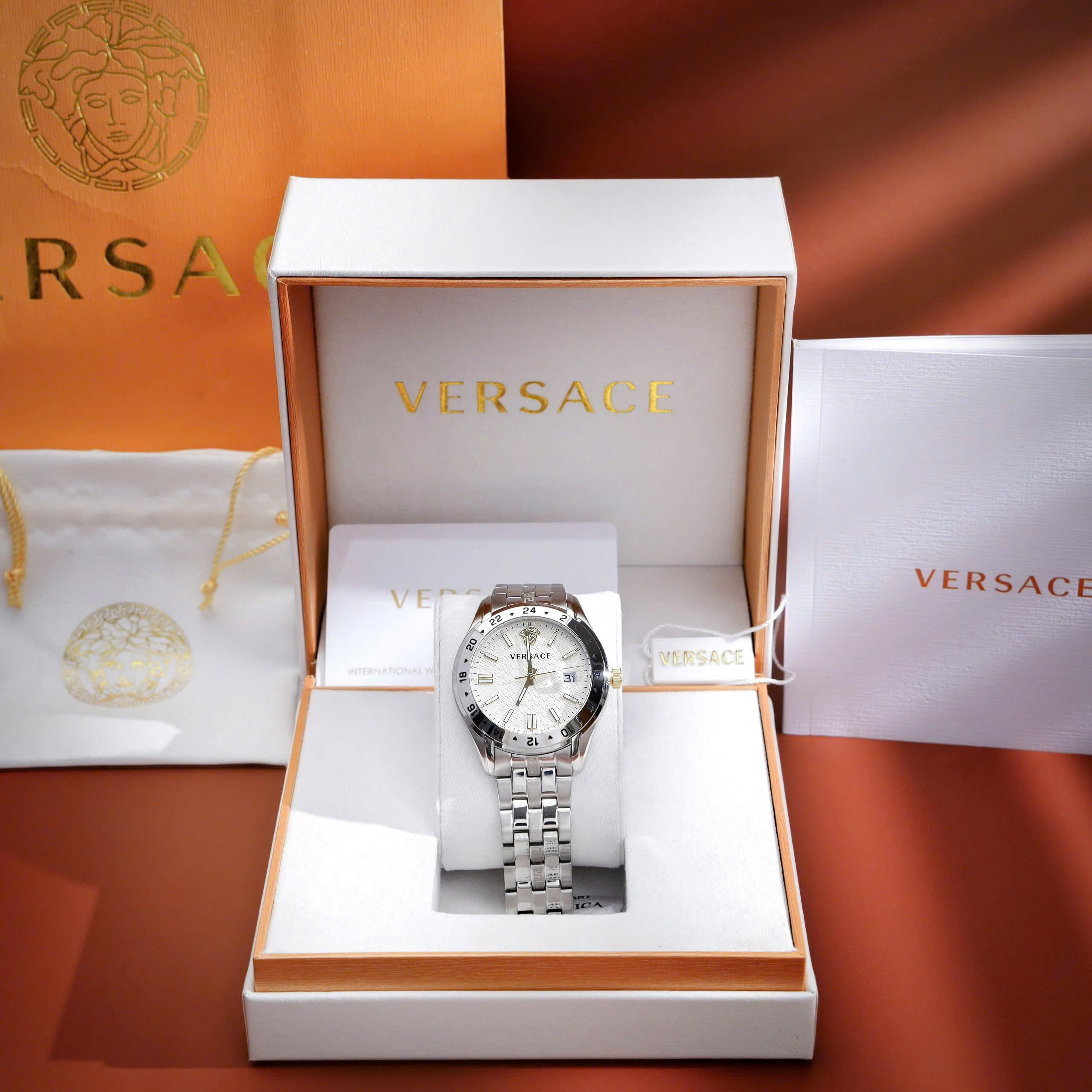 Đồng hồ Versace Greca Time GMT nam dây kim loại cọc số dạ quang 41mm (7) Đồng hồ Versace Greca Time GMT nam dây kim loại cọc số dạ quang 41mm