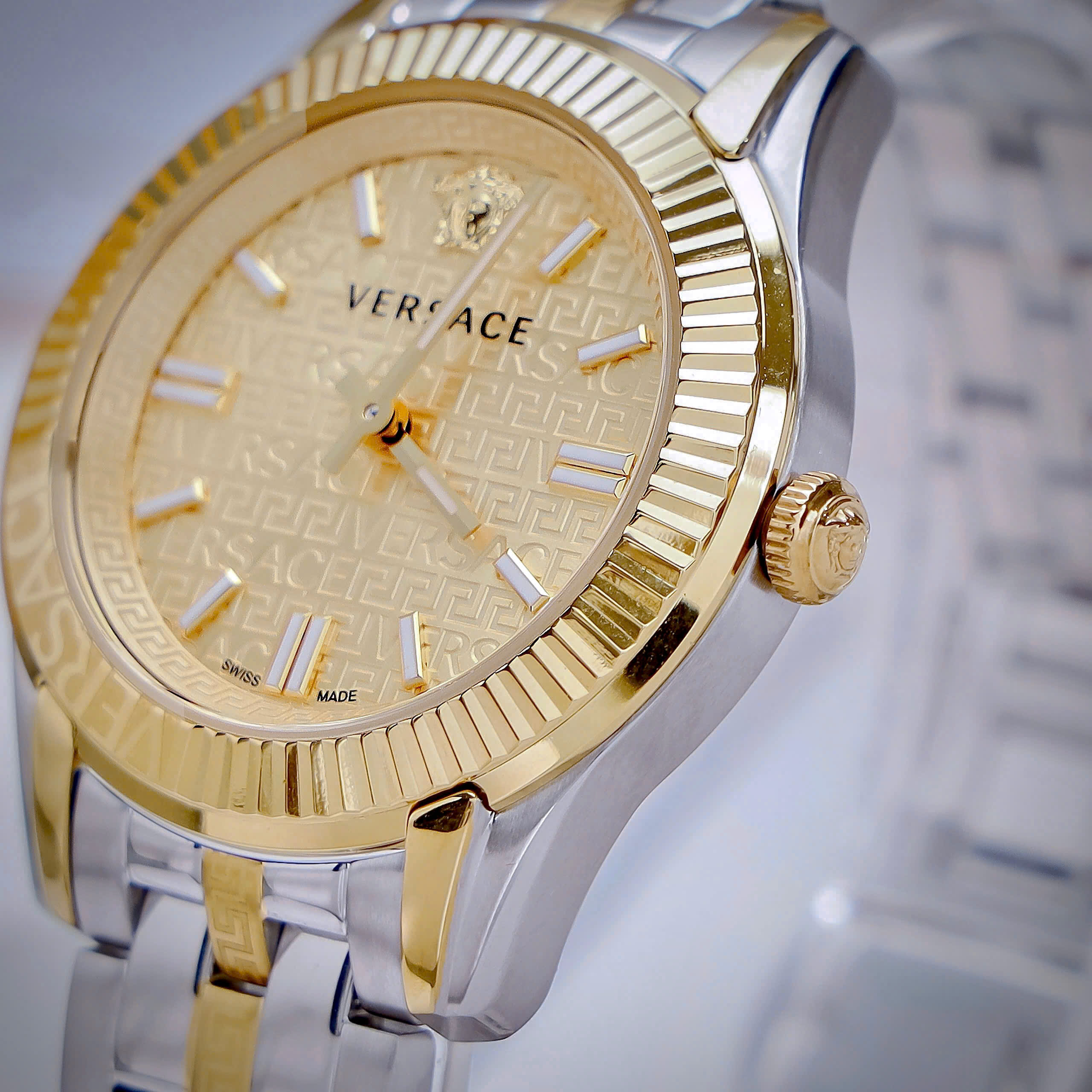 Đồng hồ Versace Greca nữ demi niềng khía cọc số dạ quang like auth 35mm (1) Đồng hồ Versace Greca nữ demi niềng khía cọc số dạ quang like auth 35mm