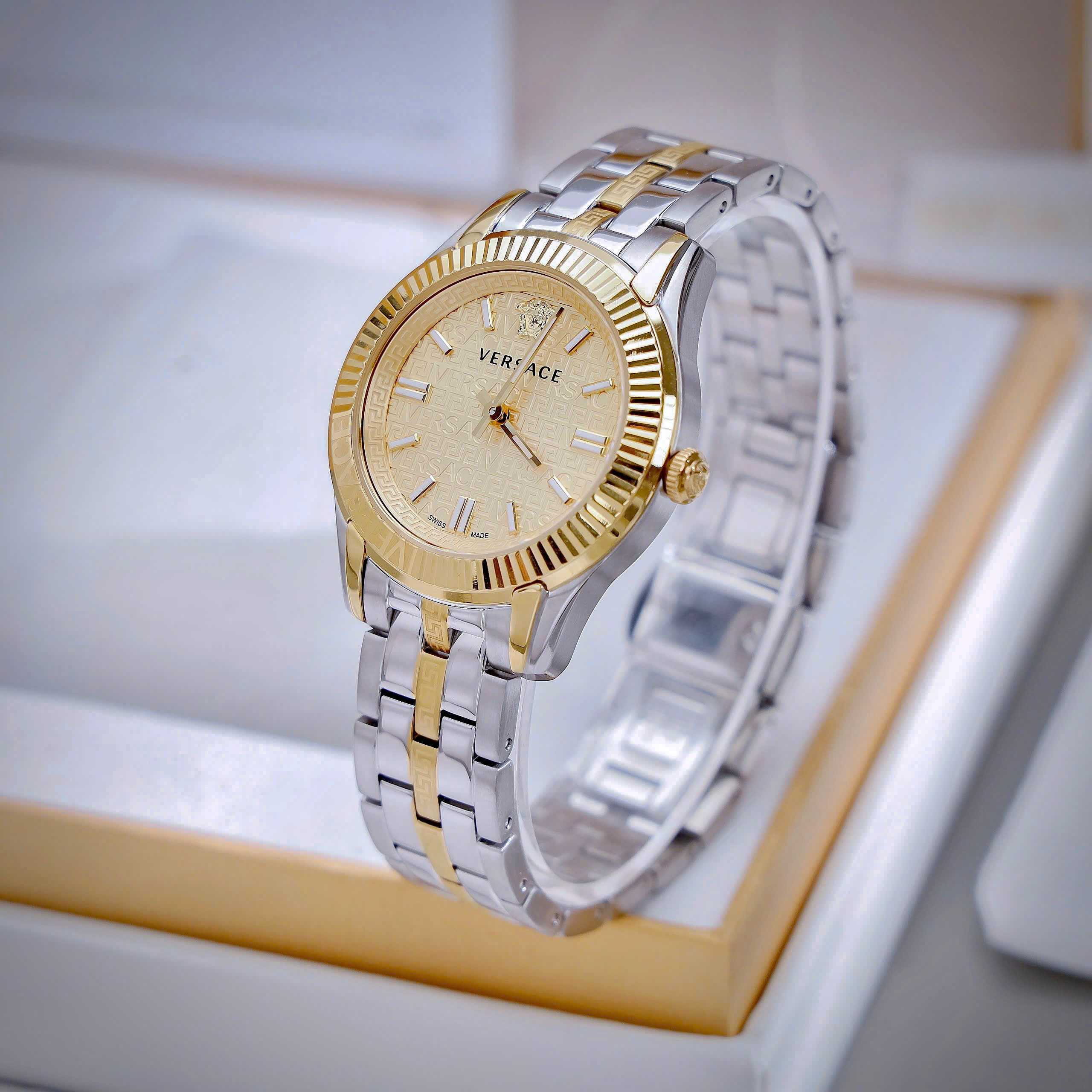 Đồng hồ Versace Greca nữ demi niềng khía cọc số dạ quang like auth 35mm (2) Đồng hồ Versace Greca nữ demi niềng khía cọc số dạ quang like auth 35mm