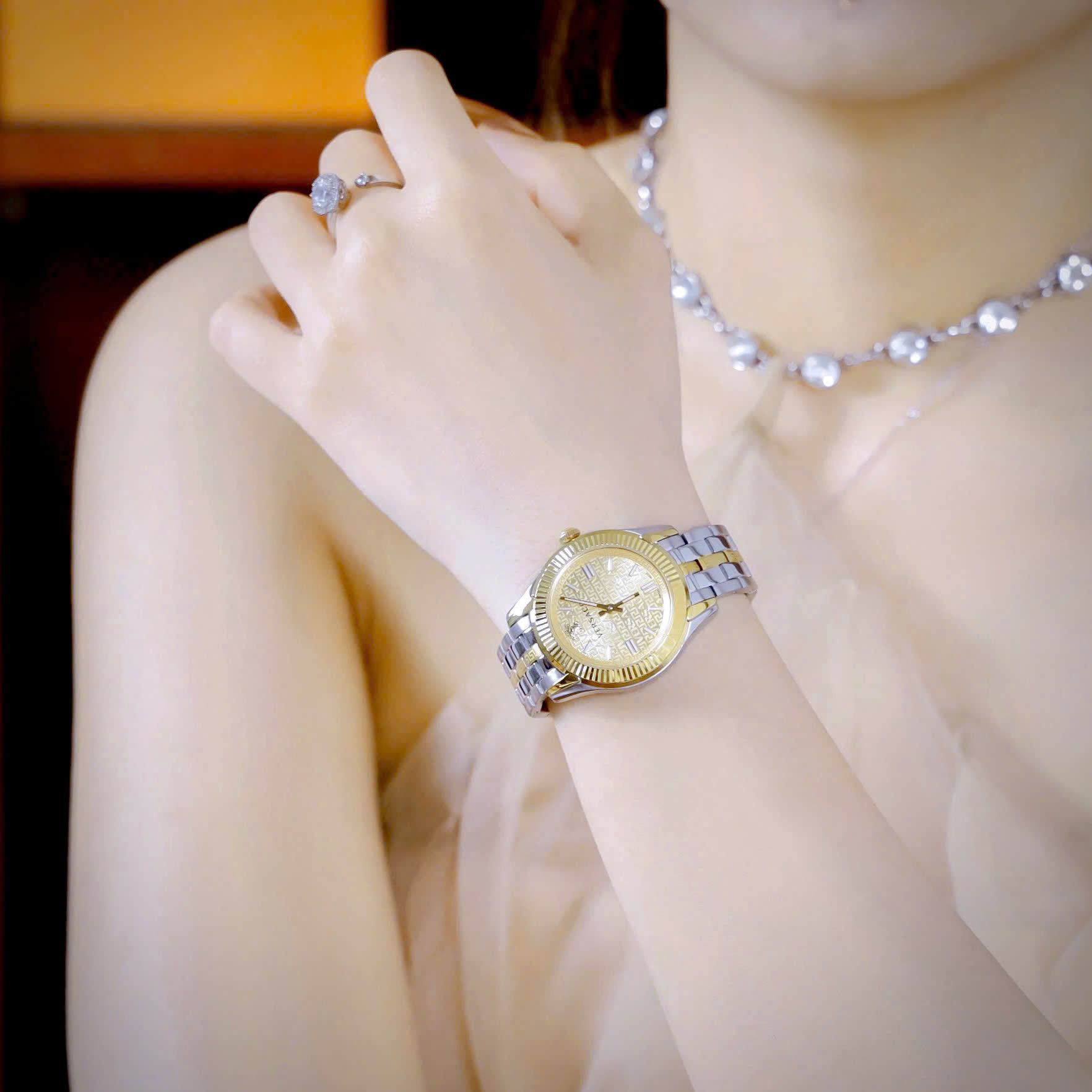 Đồng hồ Versace Greca nữ demi niềng khía cọc số dạ quang like auth 35mm (3) Đồng hồ Versace Greca nữ demi niềng khía cọc số dạ quang like auth 35mm