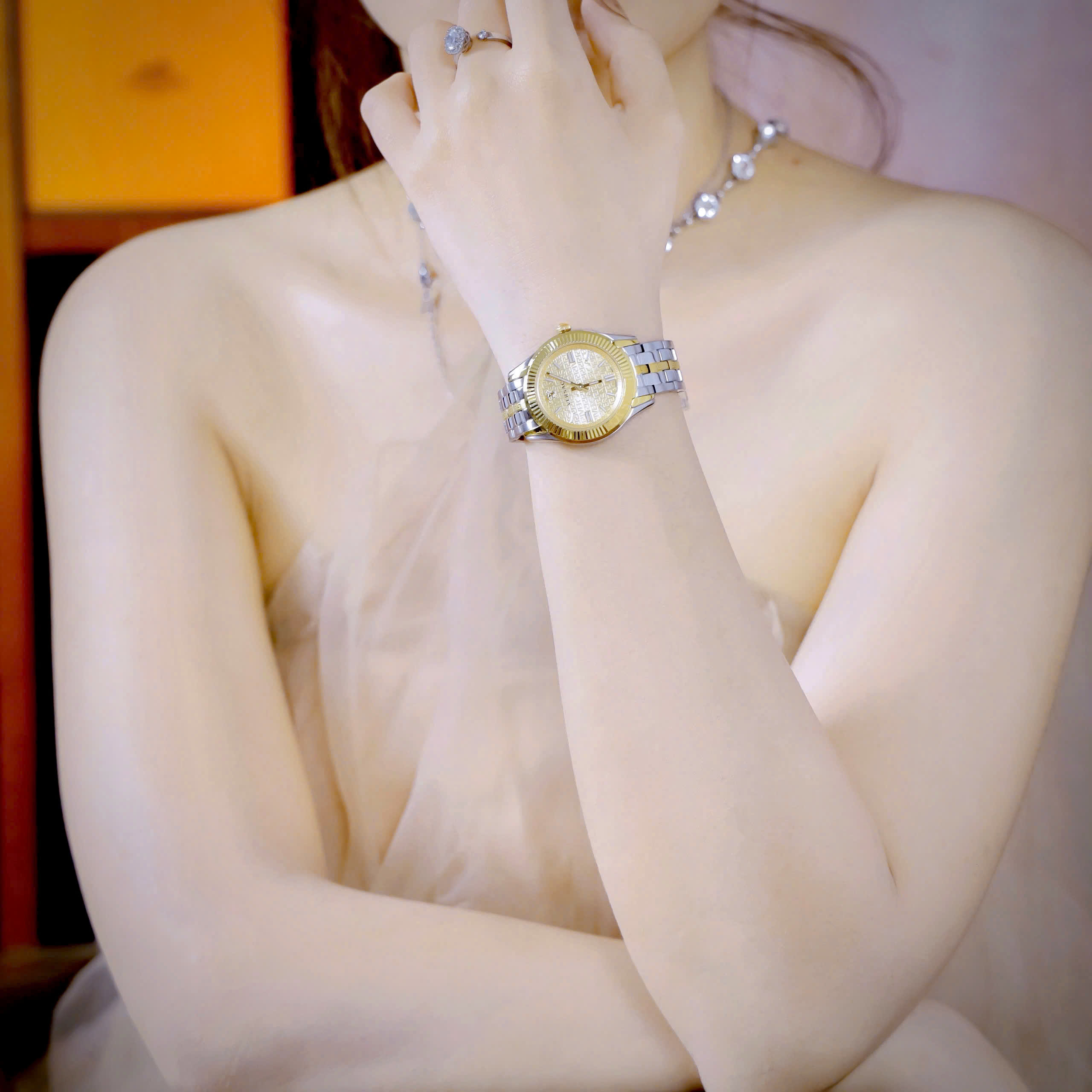 Đồng hồ Versace Greca nữ demi niềng khía cọc số dạ quang like auth 35mm (7) Đồng hồ Versace Greca nữ demi niềng khía cọc số dạ quang like auth 35mm