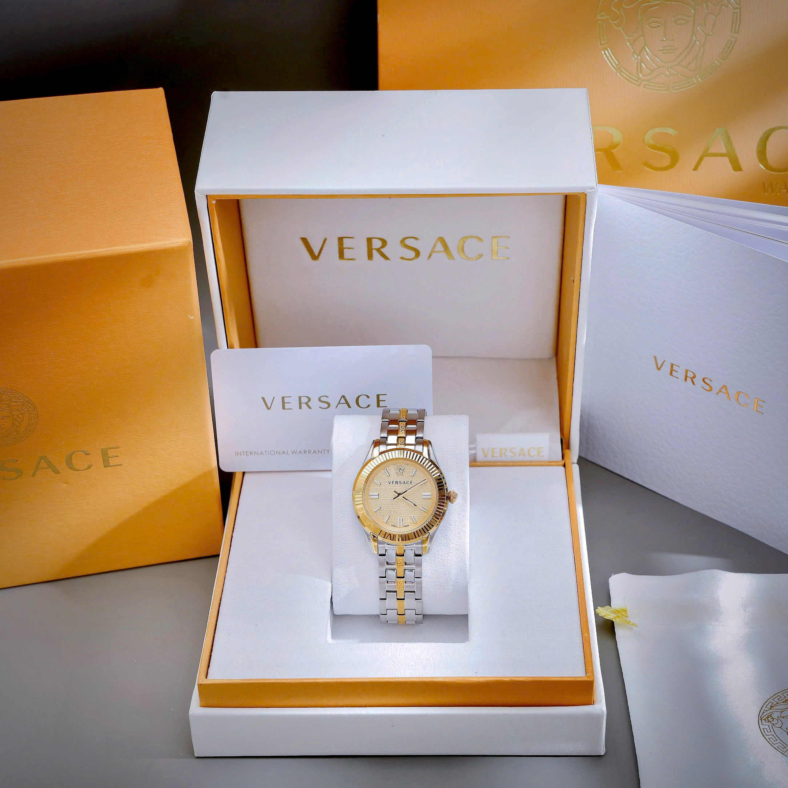 Đồng hồ Versace Greca nữ demi niềng khía cọc số dạ quang like auth 35mm (8) Đồng hồ Versace Greca nữ demi niềng khía cọc số dạ quang like auth 35mm