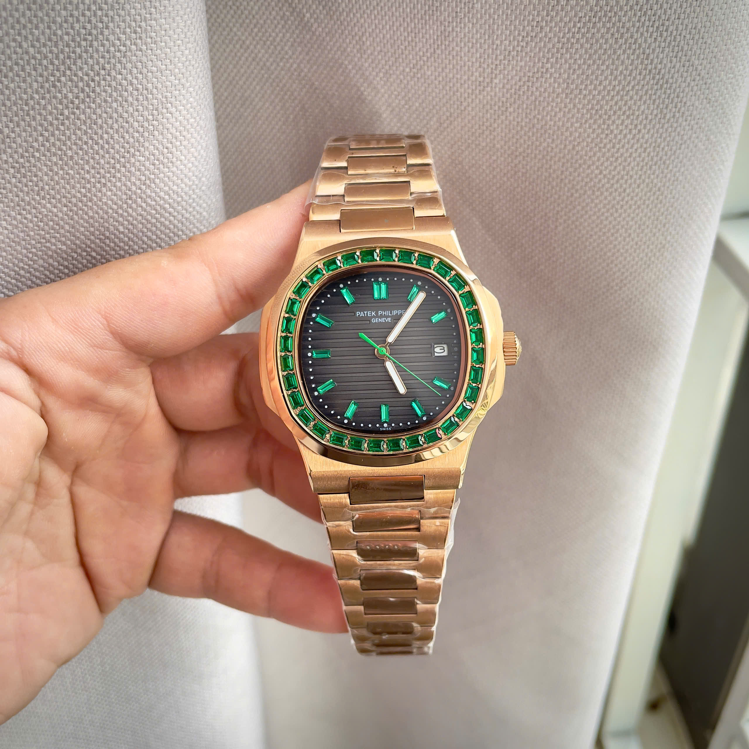Đồng hồ Patek Philippe nam king gold viền đá xanh fake cao cấp 40mm (2) Đồng hồ Patek Philippe nam king gold viền đá xanh fake cao cấp 40mm