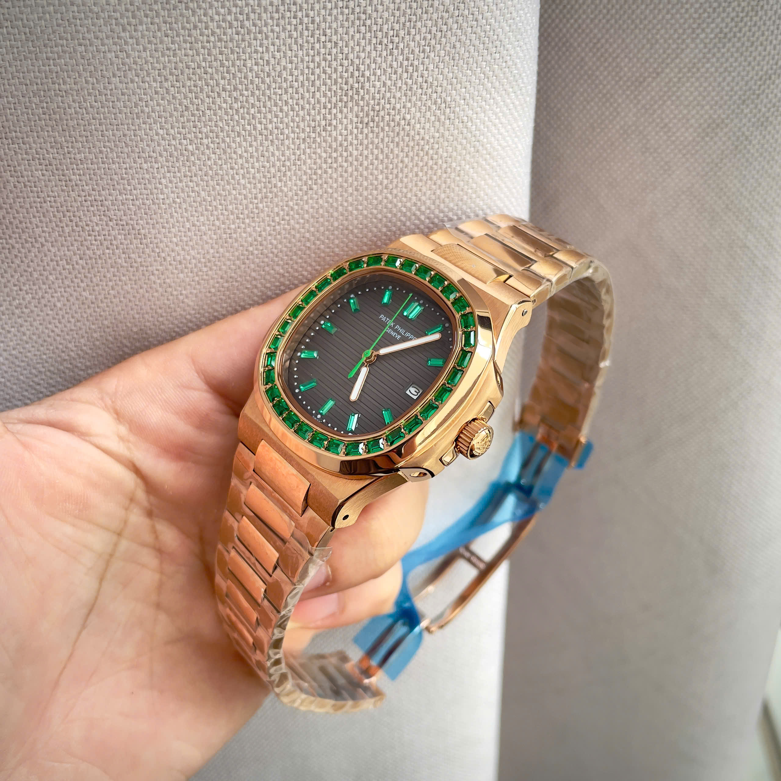 Đồng hồ Patek Philippe nam king gold viền đá xanh fake cao cấp 40mm (3) Đồng hồ Patek Philippe nam king gold viền đá xanh fake cao cấp 40mm