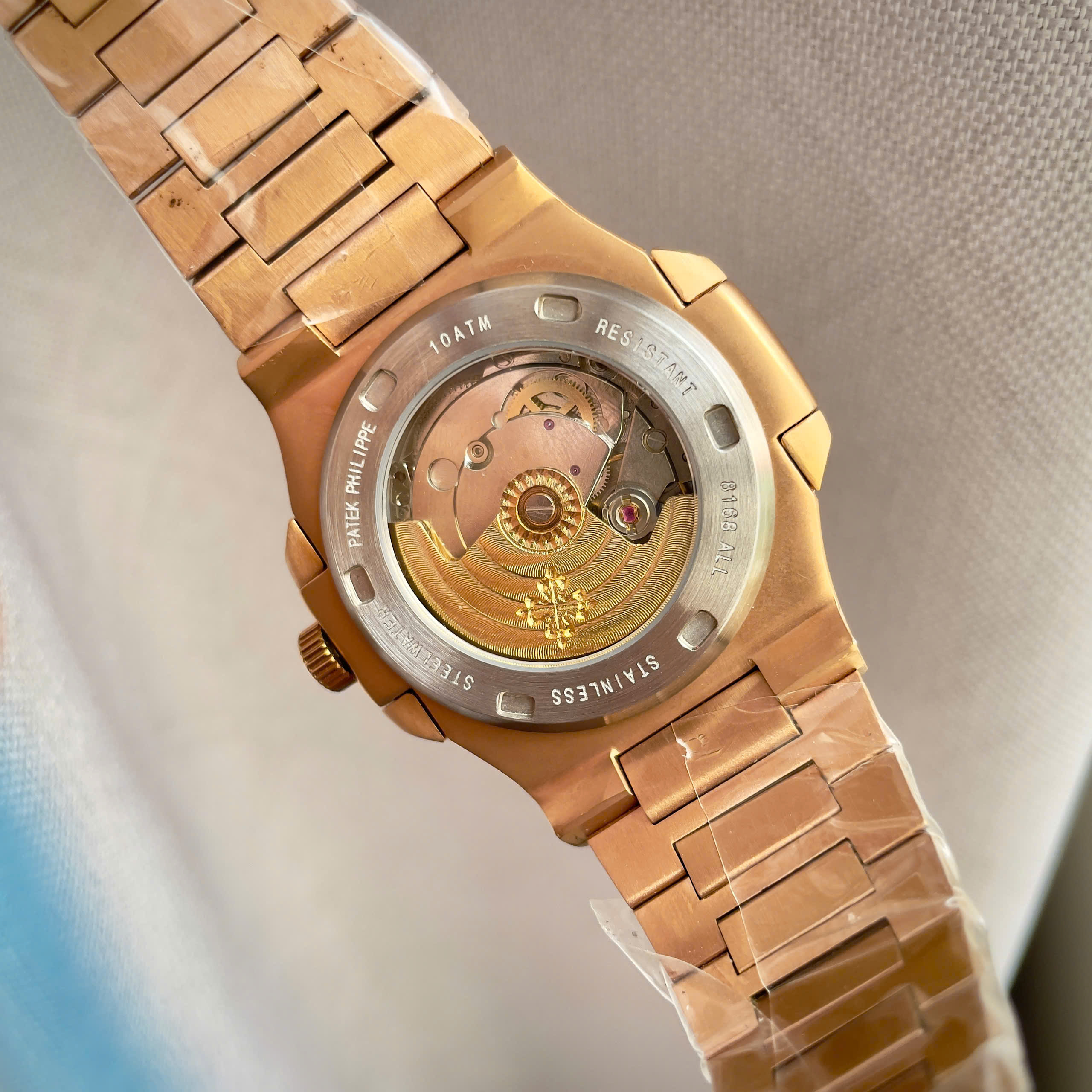 Đồng hồ Patek Philippe nam king gold viền đá xanh fake cao cấp 40mm (5) Đồng hồ Patek Philippe nam king gold viền đá xanh fake cao cấp 40mm