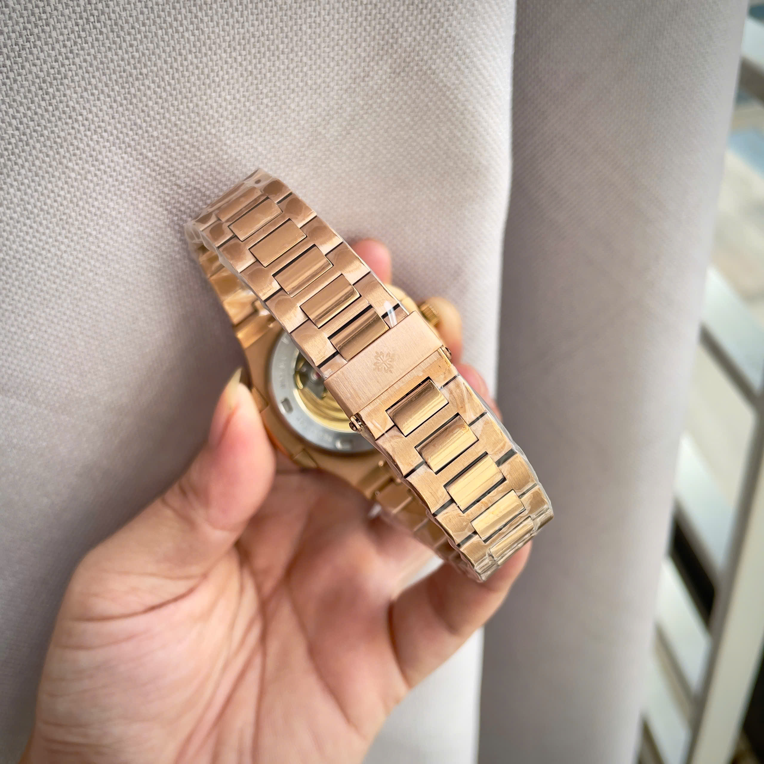 Đồng hồ Patek Philippe nam king gold viền đá xanh fake cao cấp 40mm (7) Đồng hồ Patek Philippe nam king gold viền đá xanh fake cao cấp 40mm