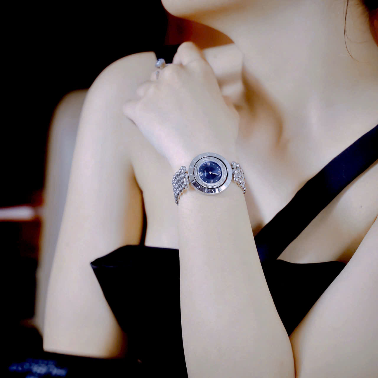 Đồng hồ Versace Eon Pour Femmes nữ dây kim loại mặt xanh blue like auth 34mm (1) Đồng hồ Versace Eon Pour Femmes nữ dây kim loại mặt xanh blue like auth 34mm