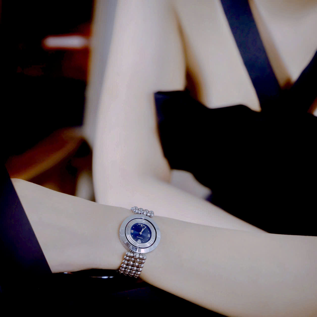 Đồng hồ Versace Eon Pour Femmes nữ dây kim loại mặt xanh blue like auth 34mm (2) Đồng hồ Versace Eon Pour Femmes nữ dây kim loại mặt xanh blue like auth 34mm