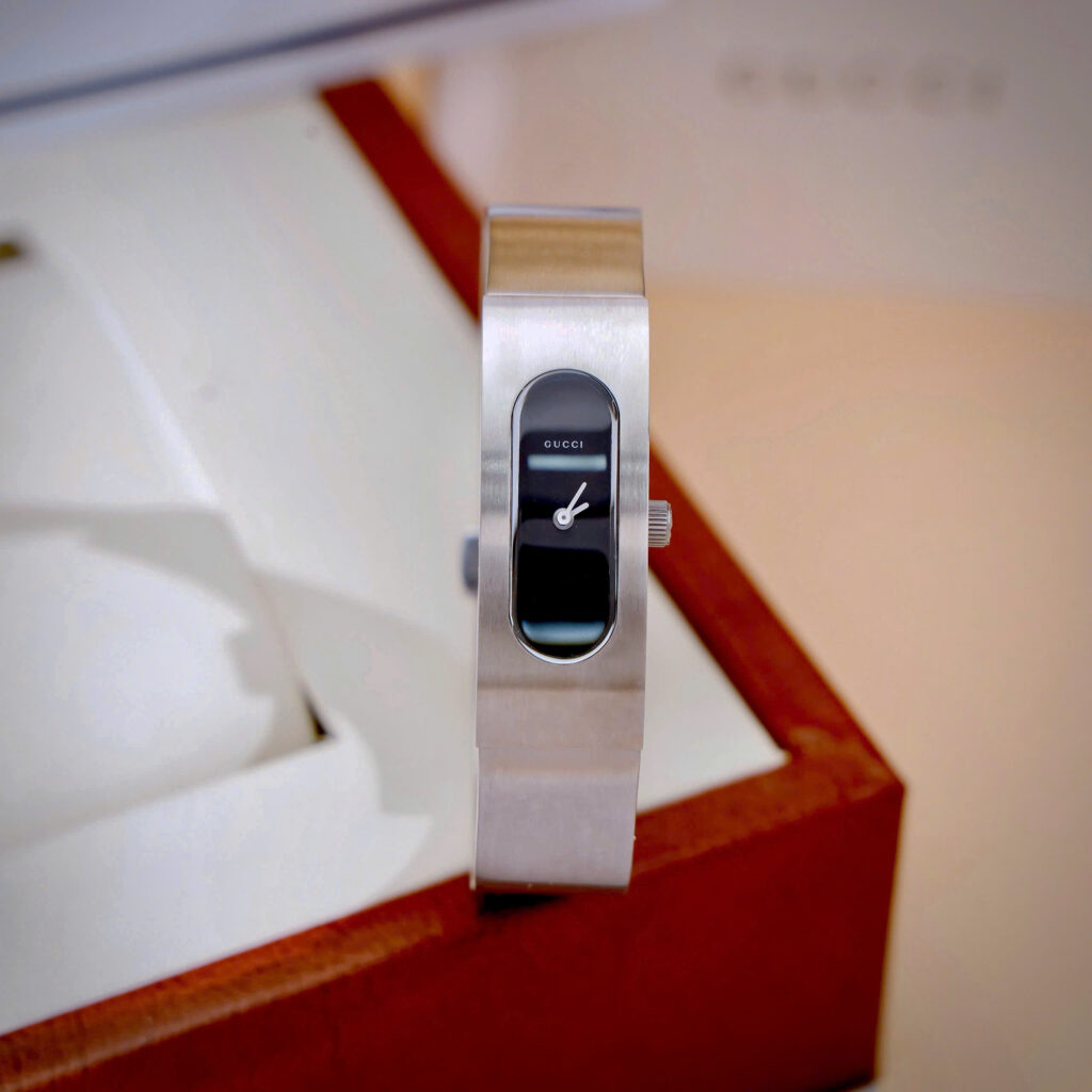 Đồng hồ Gucci like nữ dây kim loại hình chữ nhật máy Pin cao cấp 16x39mm (2)