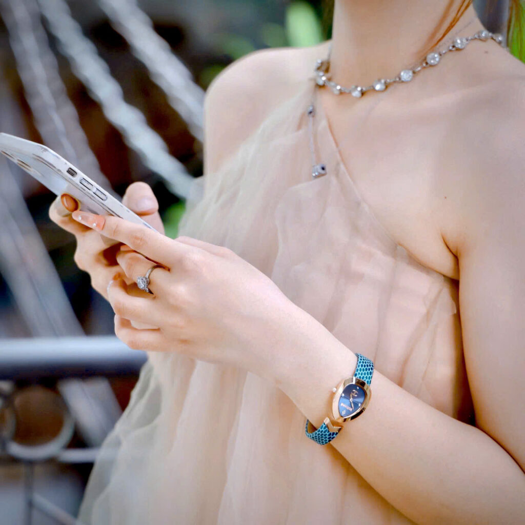  Đồng hồ Just Cavalli nữ Embellished Dial & Leather dây da xanh like auth 30mm