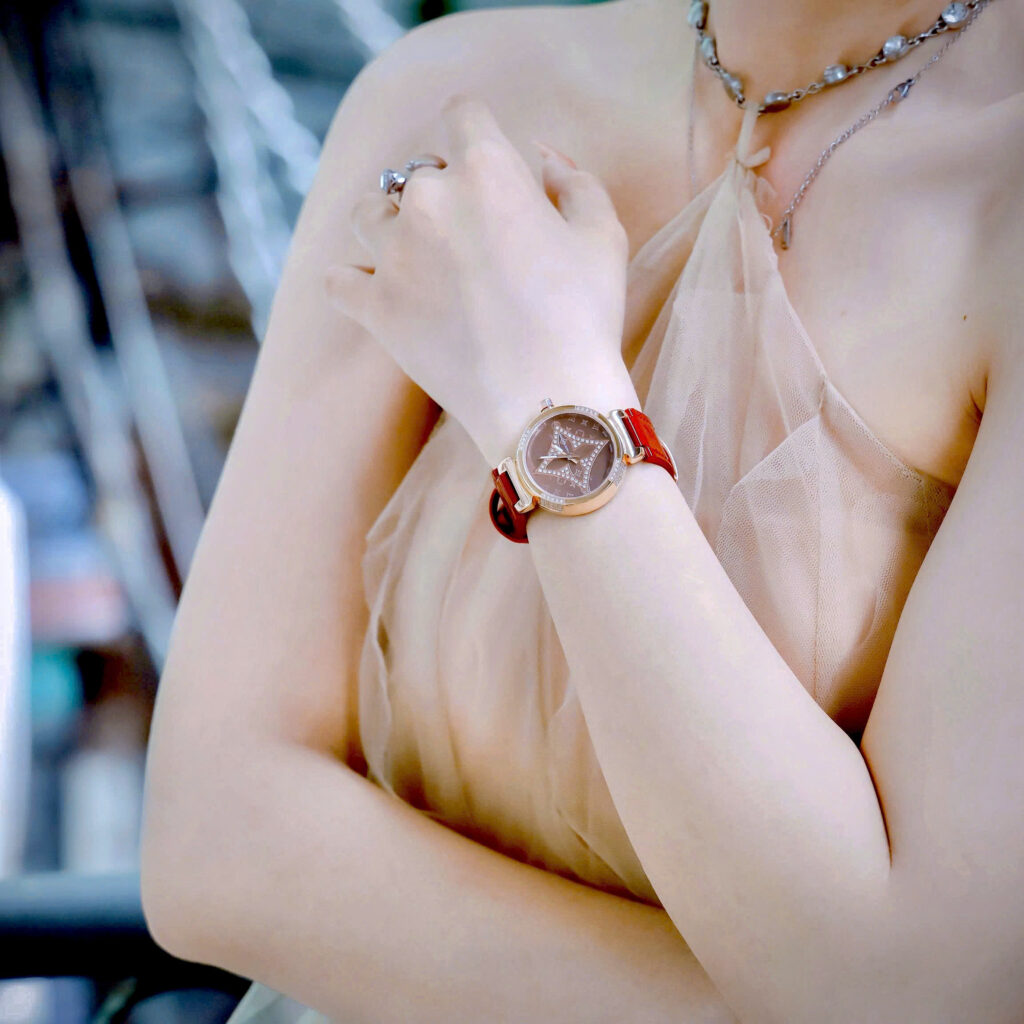 Đồng hồ Louis Vuitton Tambour nữ dây da đỏ máy Pin giá rẻ like auth 34mm