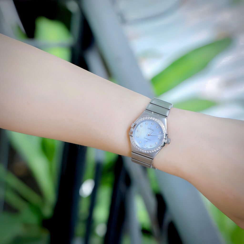 Đồng hồ Omega Constellation nữ mặt xanh blue đính đá fake cao cấp 28mm