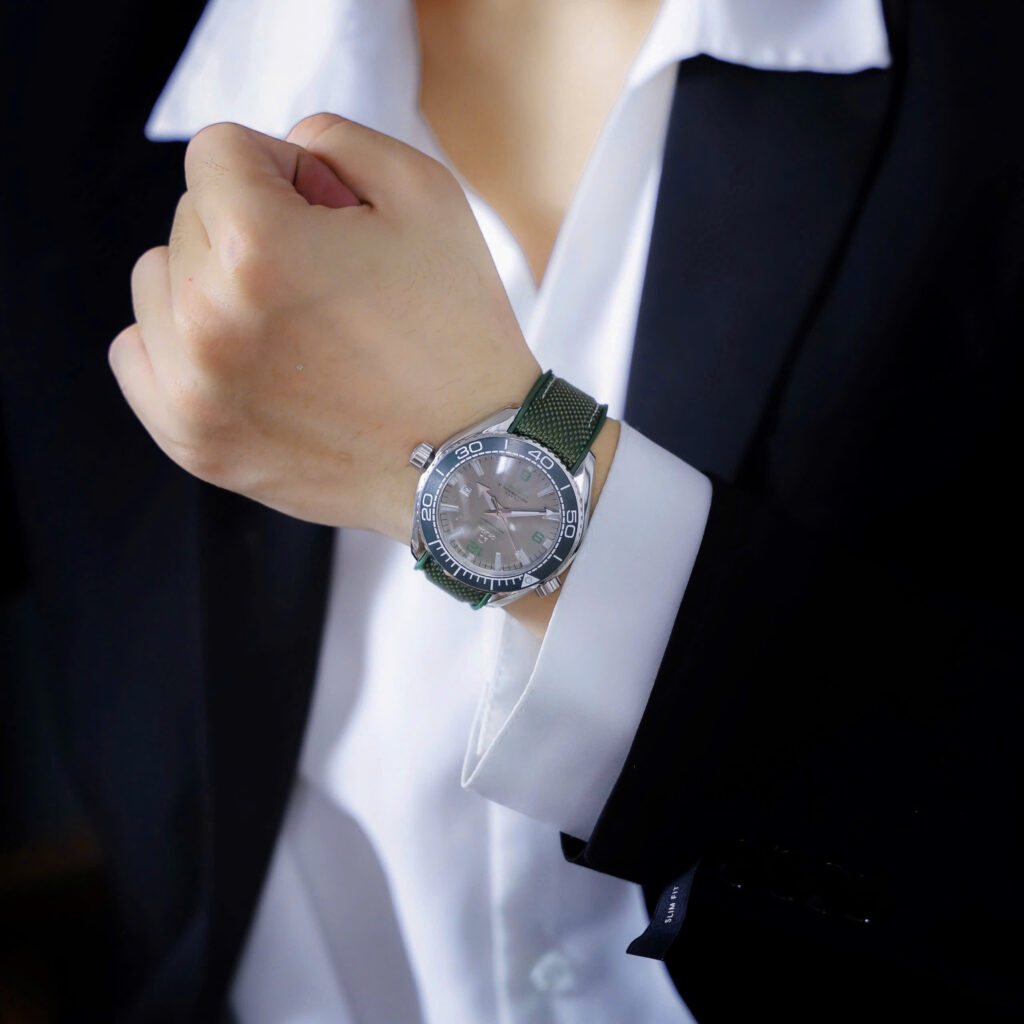 Đồng hồ Omega Seamaster nam Planet Ocean 600M dây dù xanh fake cao cấp 42mm