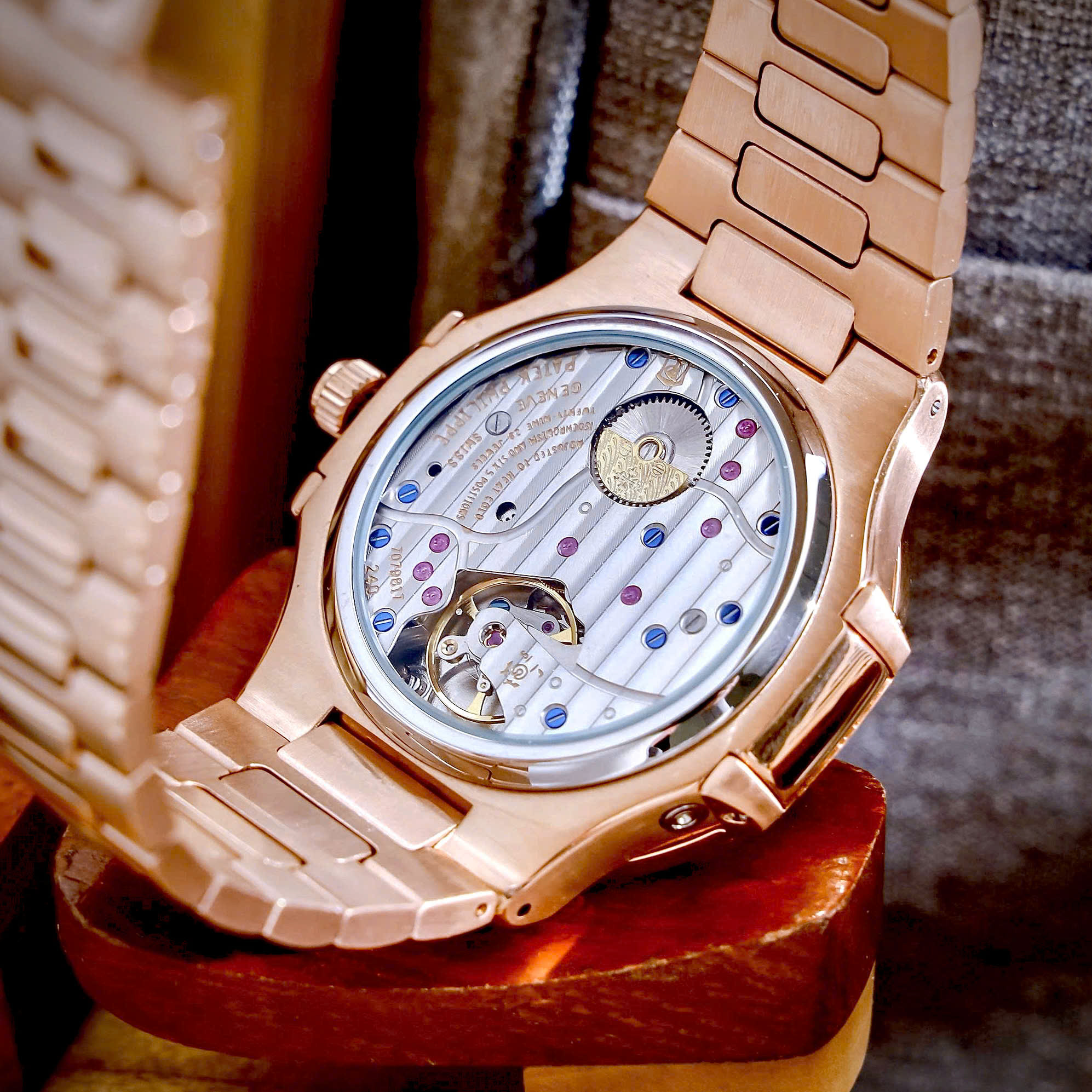 Đồng hồ Patek Philippe Fake cao cấp Nautilus 5712 mặt số chocolate máy cơ nhật 40mm (3) Đồng hồ Patek Philippe Fake cao cấp Nautilus 5712 mặt số chocolate máy cơ nhật 40mm