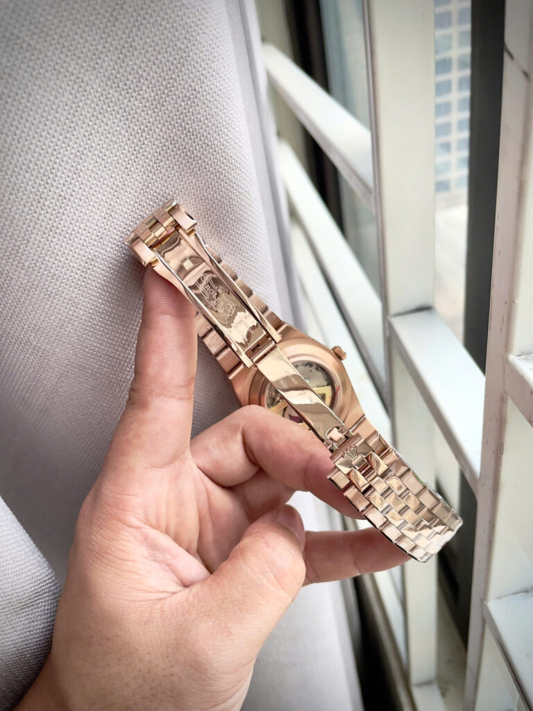  Đồng hồ Rolex fake cao cấp Land – Dweller nam rose gold mặt tổ ong 41mm