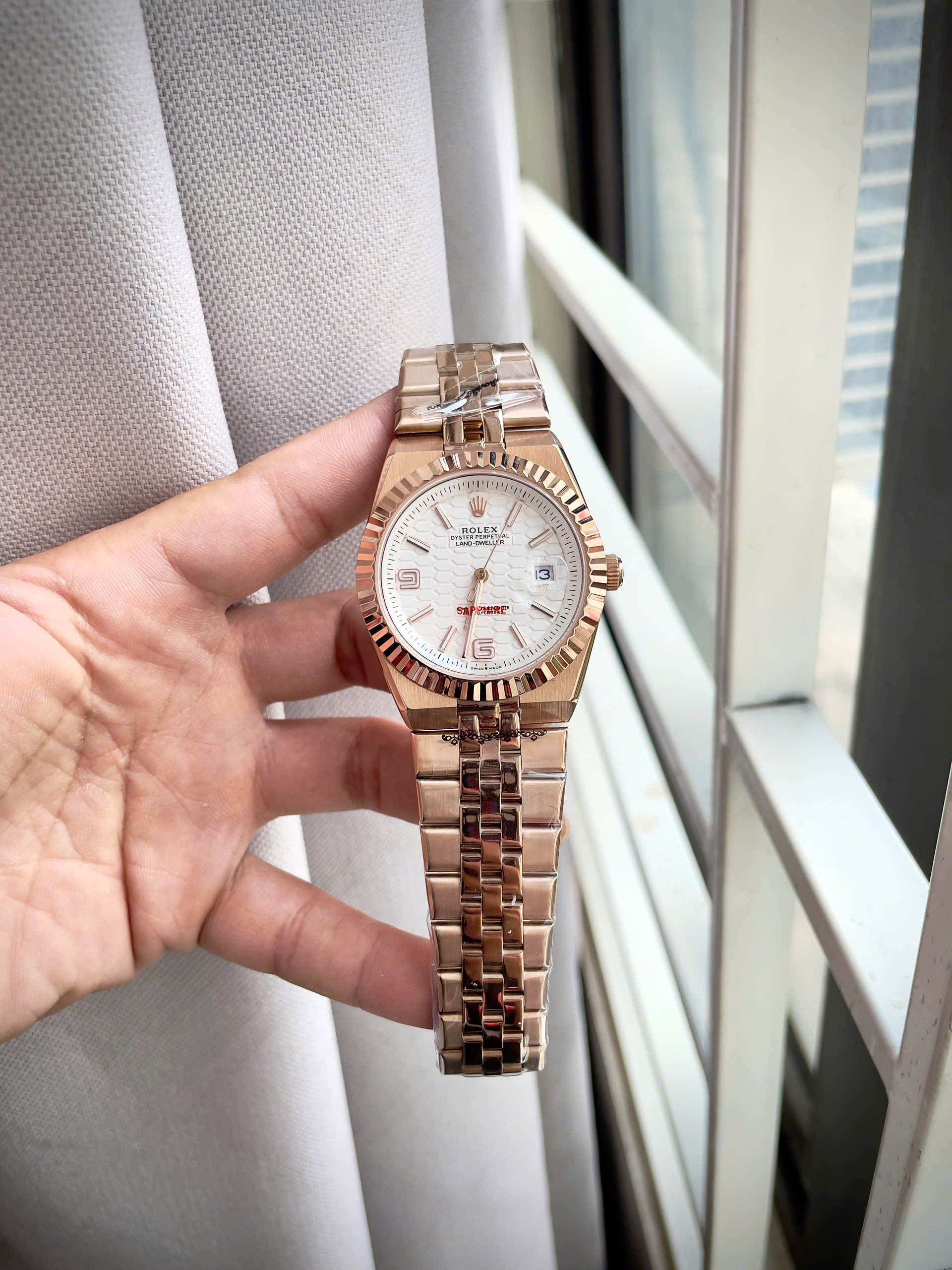 Đồng hồ Rolex fake cao cấp Land – Dweller nam rose goldmặt tổ ong 41mm (4) Đồng hồ Rolex fake cao cấp Land – Dweller nam rose gold mặt tổ ong 41mm