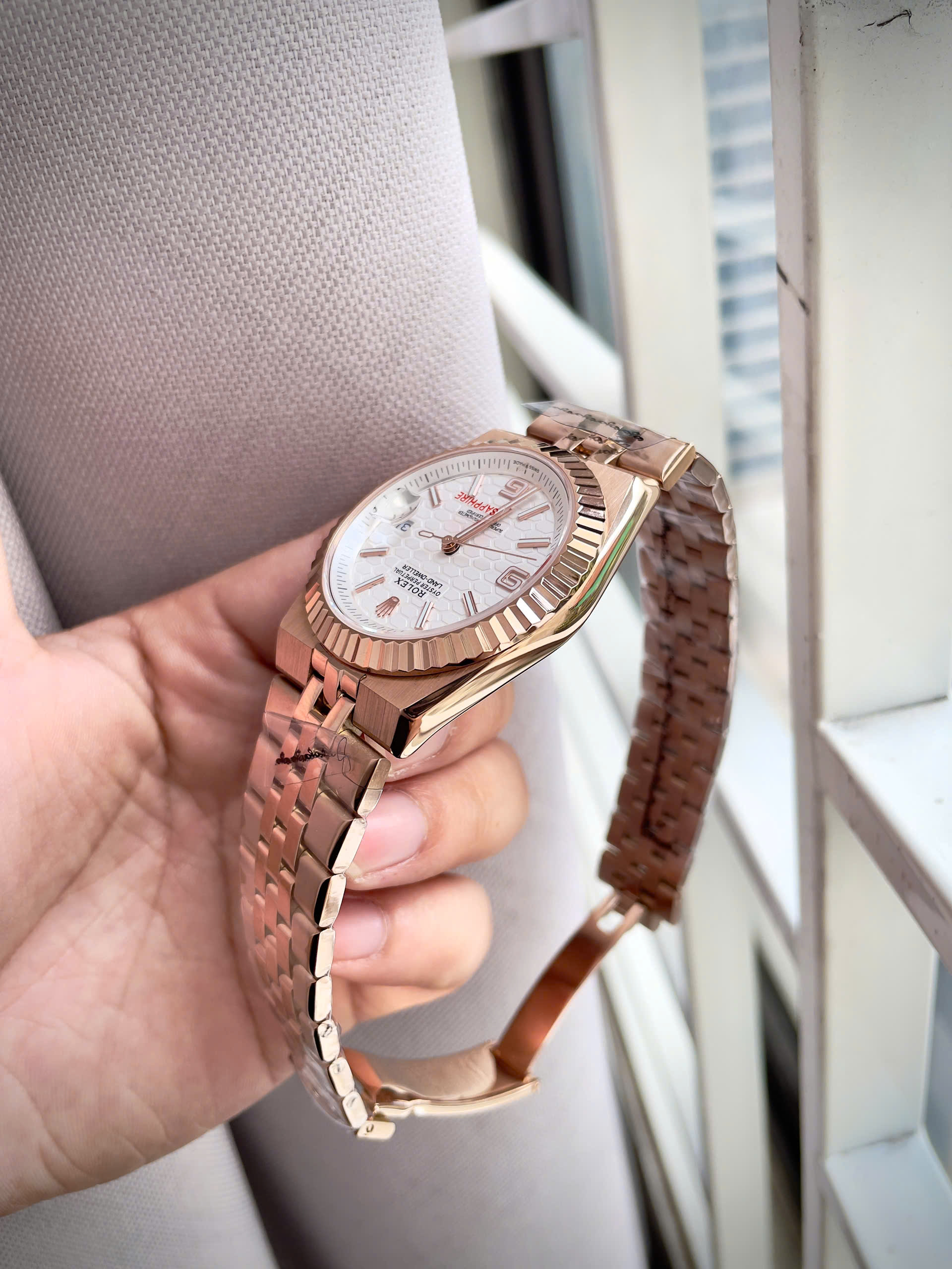 Đồng hồ Rolex fake cao cấp Land – Dweller nam rose goldmặt tổ ong 41mm (6) Đồng hồ Rolex fake cao cấp Land – Dweller nam rose gold mặt tổ ong 41mm