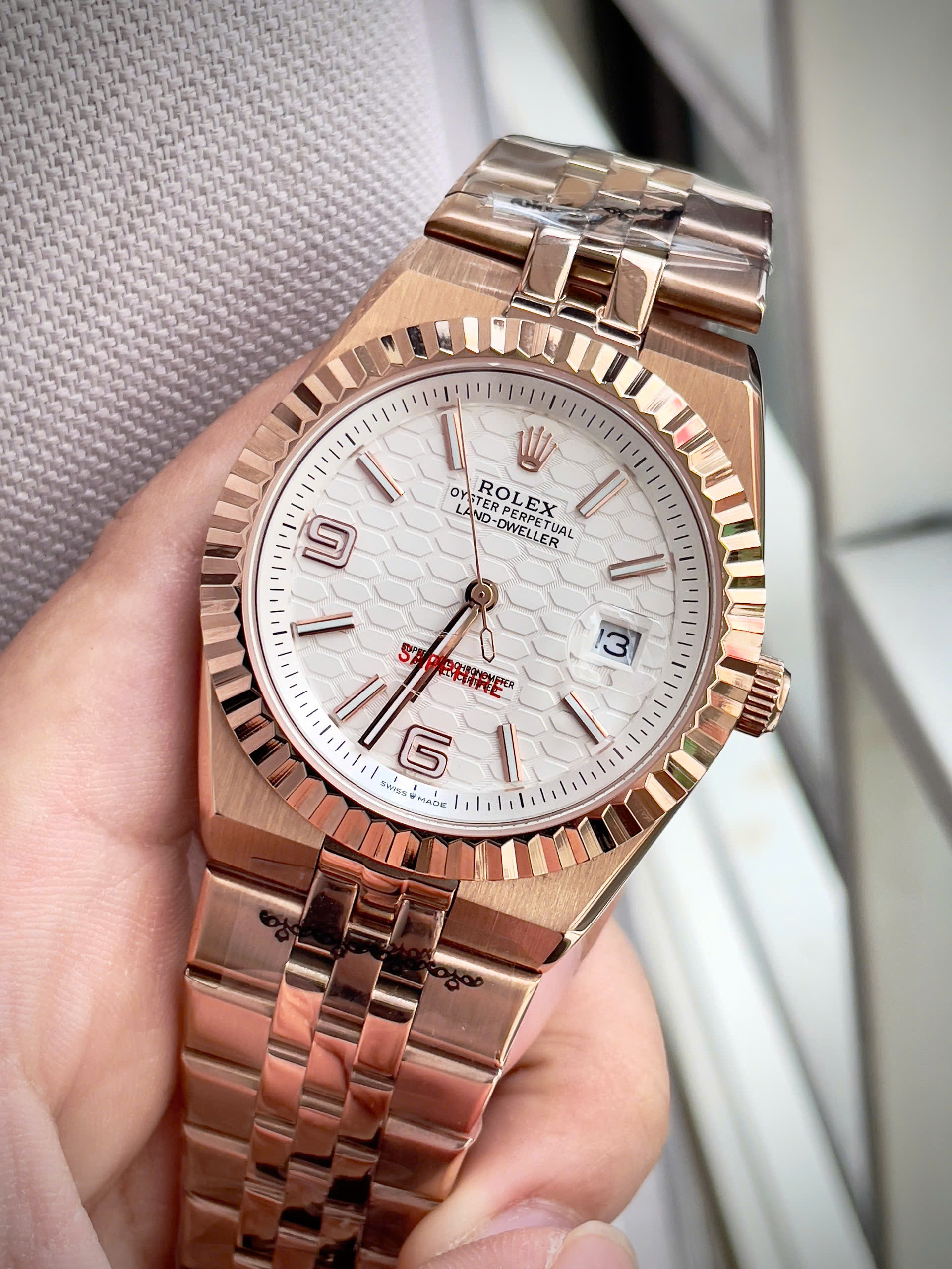 Đồng hồ Rolex fake cao cấp Land – Dweller nam rose goldmặt tổ ong 41mm (7) Đồng hồ Rolex fake cao cấp Land – Dweller nam rose gold mặt tổ ong 41mm
