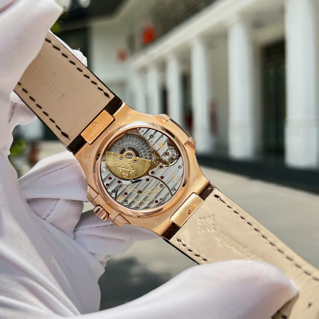 Đồng hồ Patek Philippe Nautilus 5724 Replica 11 bọc vàng thật 18K + đính ruby baguette đỏ 40mm (2)