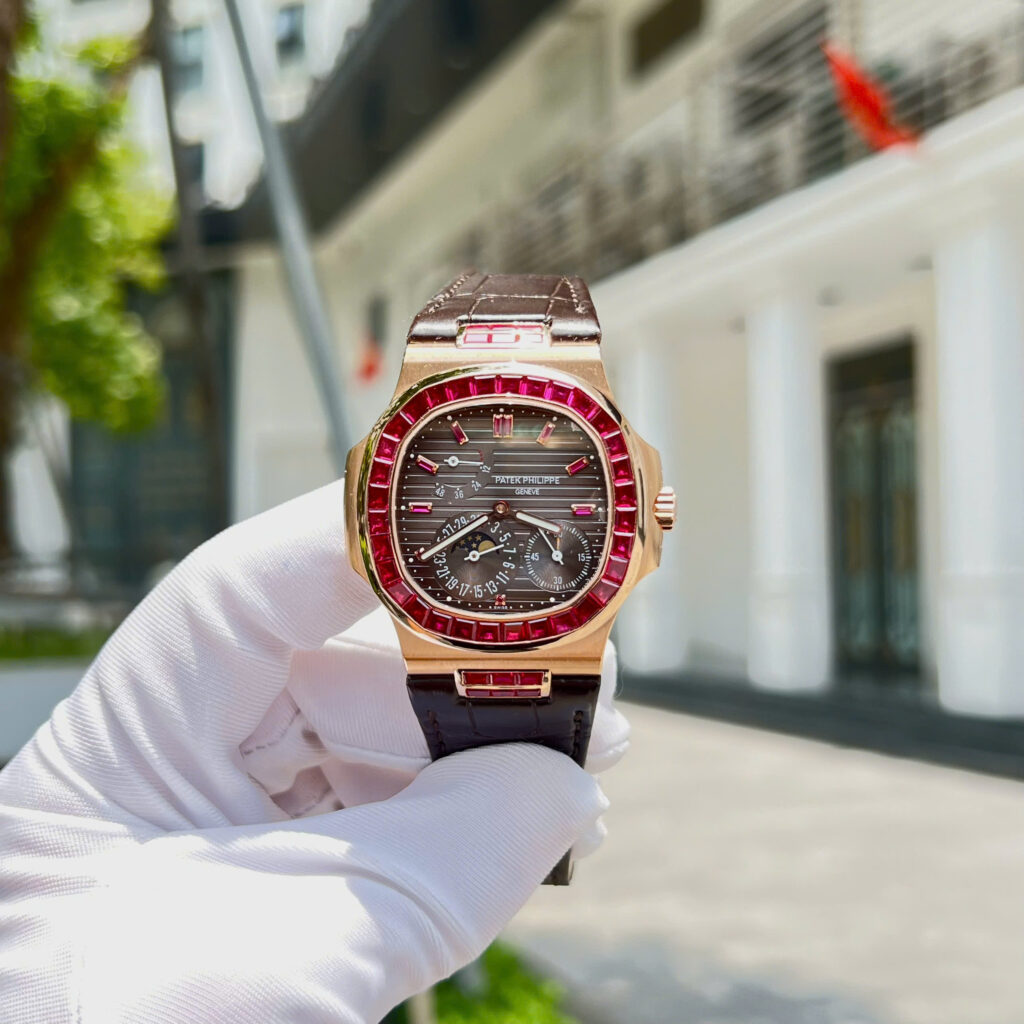 Đồng hồ Patek Philippe Nautilus 5724 Replica 11 bọc vàng thật 18K + đính ruby baguette đỏ 40mm (2)