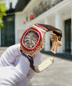 Đồng hồ Patek Philippe Nautilus 5724 Replica 11 bọc vàng thật 18K + đính ruby baguette đỏ 40mm (2)