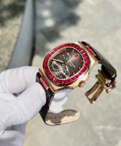 Đồng hồ Patek Philippe Nautilus 5724 Replica 11 bọc vàng thật 18K + đính ruby baguette đỏ 40mm (2)