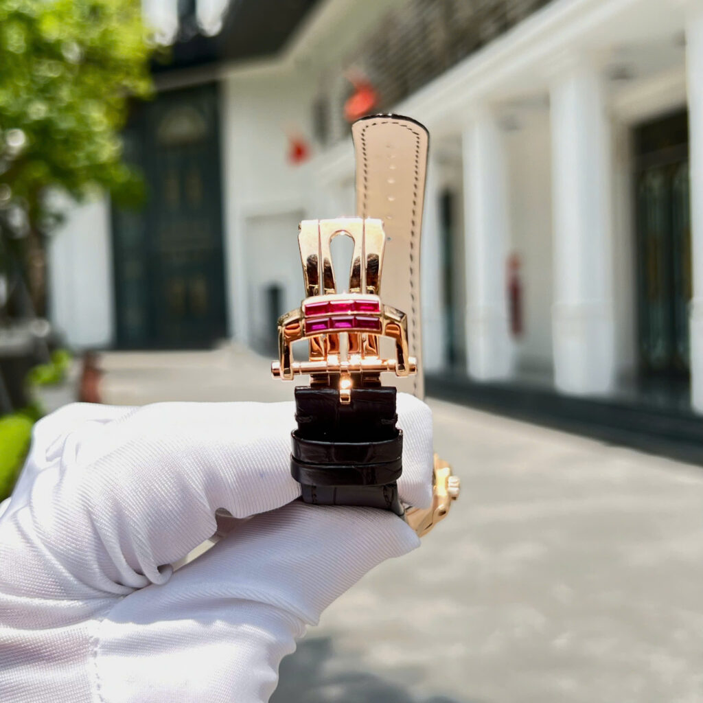 Đồng hồ Patek Philippe Nautilus 5724 Replica 11 bọc vàng thật 18K + đính ruby baguette đỏ 40mm (2)