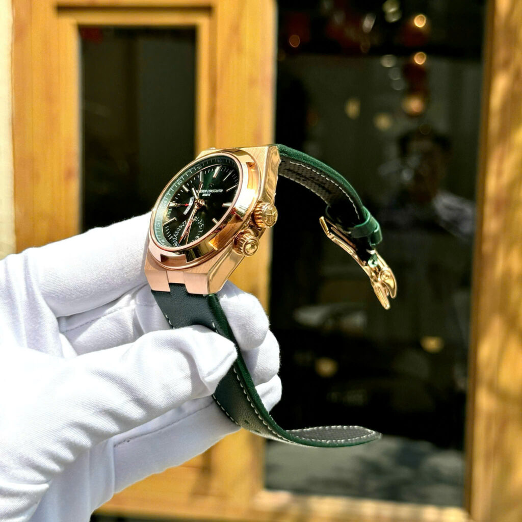 Đồng hồ Vacheron Constantin Rep 11 Overseas Dual Time 7900V màu xanh lá cây dây da 41mm (2)