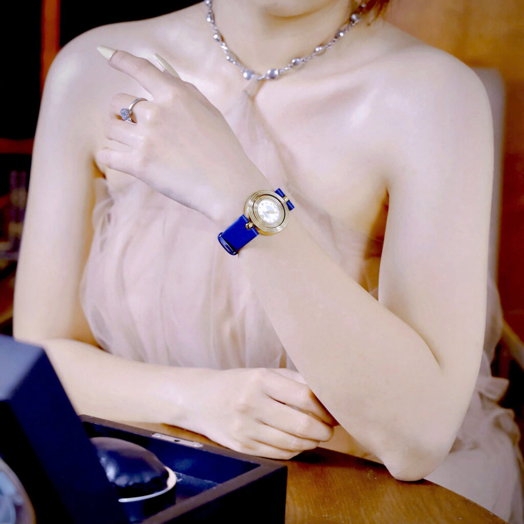 Đồng hồ Versace Eon nữ vàng gold dây da xanh blue like auth 33mm