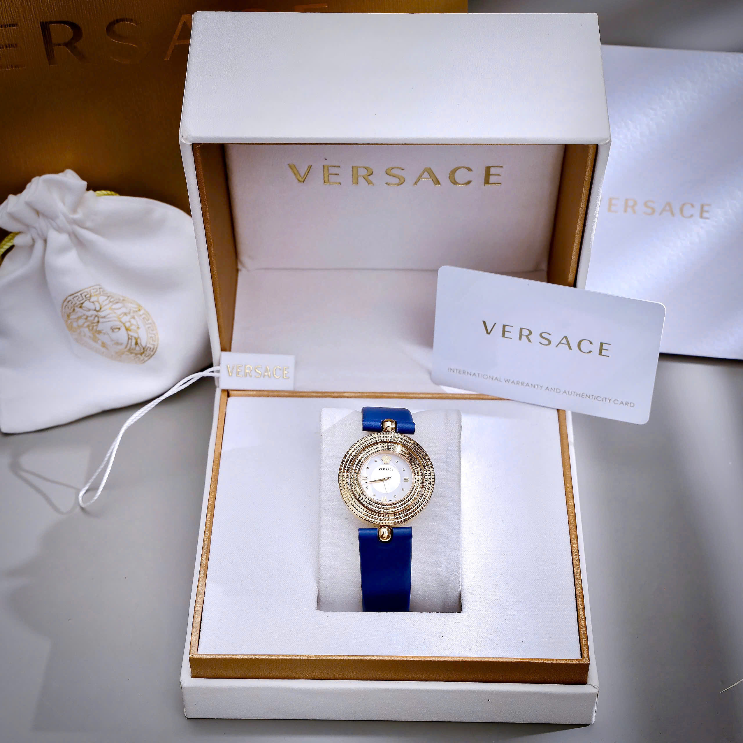 Đồng hồ Versace Eon nữ vàng gold dây da xanh blue like auth 33mm (3) Đồng hồ Versace Eon nữ vàng gold dây da xanh blue like auth 33mm