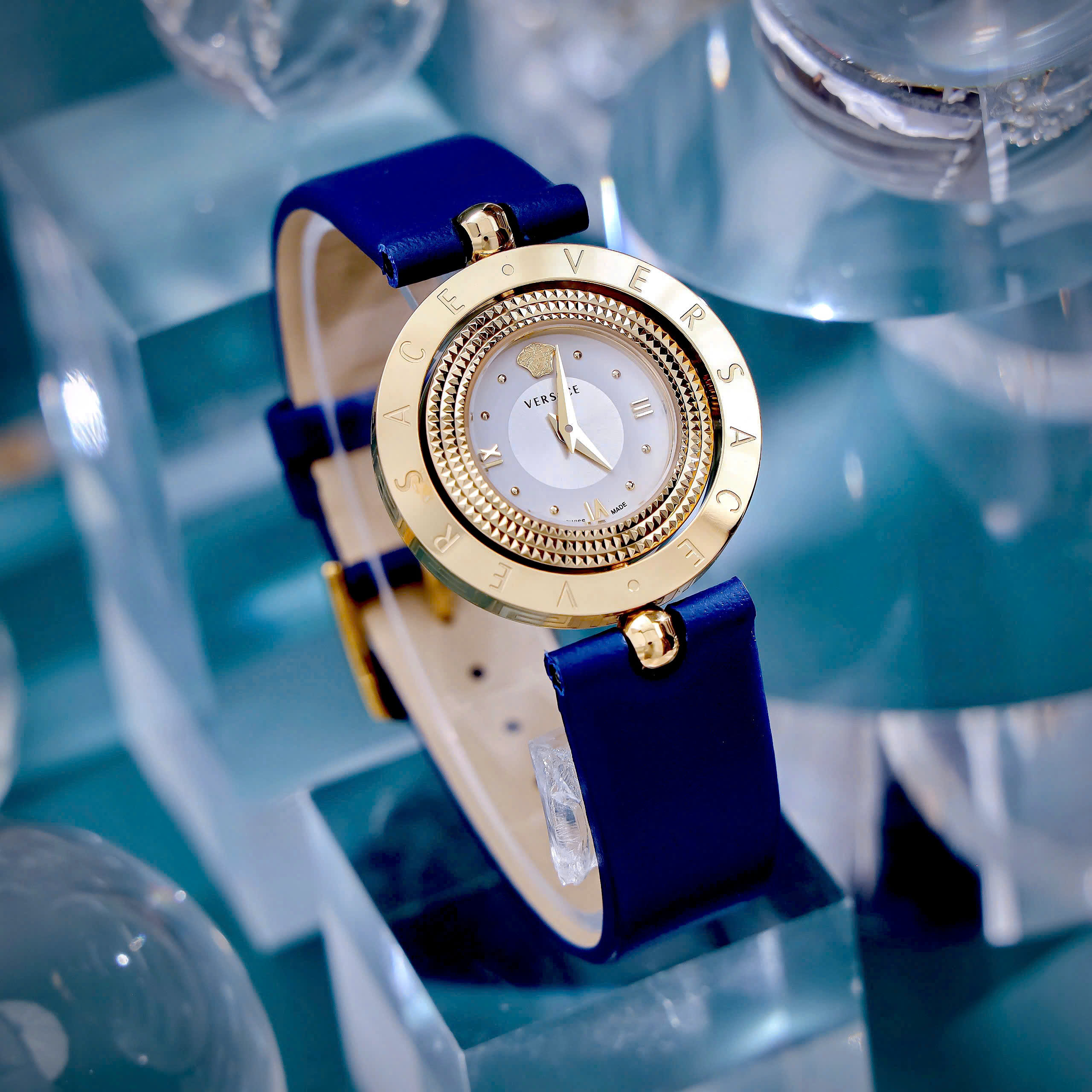 Đồng hồ Versace Eon nữ vàng gold dây da xanh blue like auth 33mm (8) Đồng hồ Versace Eon nữ vàng gold dây da xanh blue like auth 33mm