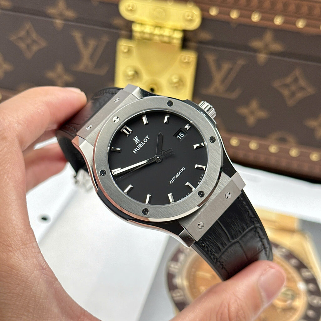 Đồng hồ Hublot Replica cao cấp Classic Fusion Titanium mặt đen máy cơ Thụy Sỹ xưởng JJZ 42mm (2)