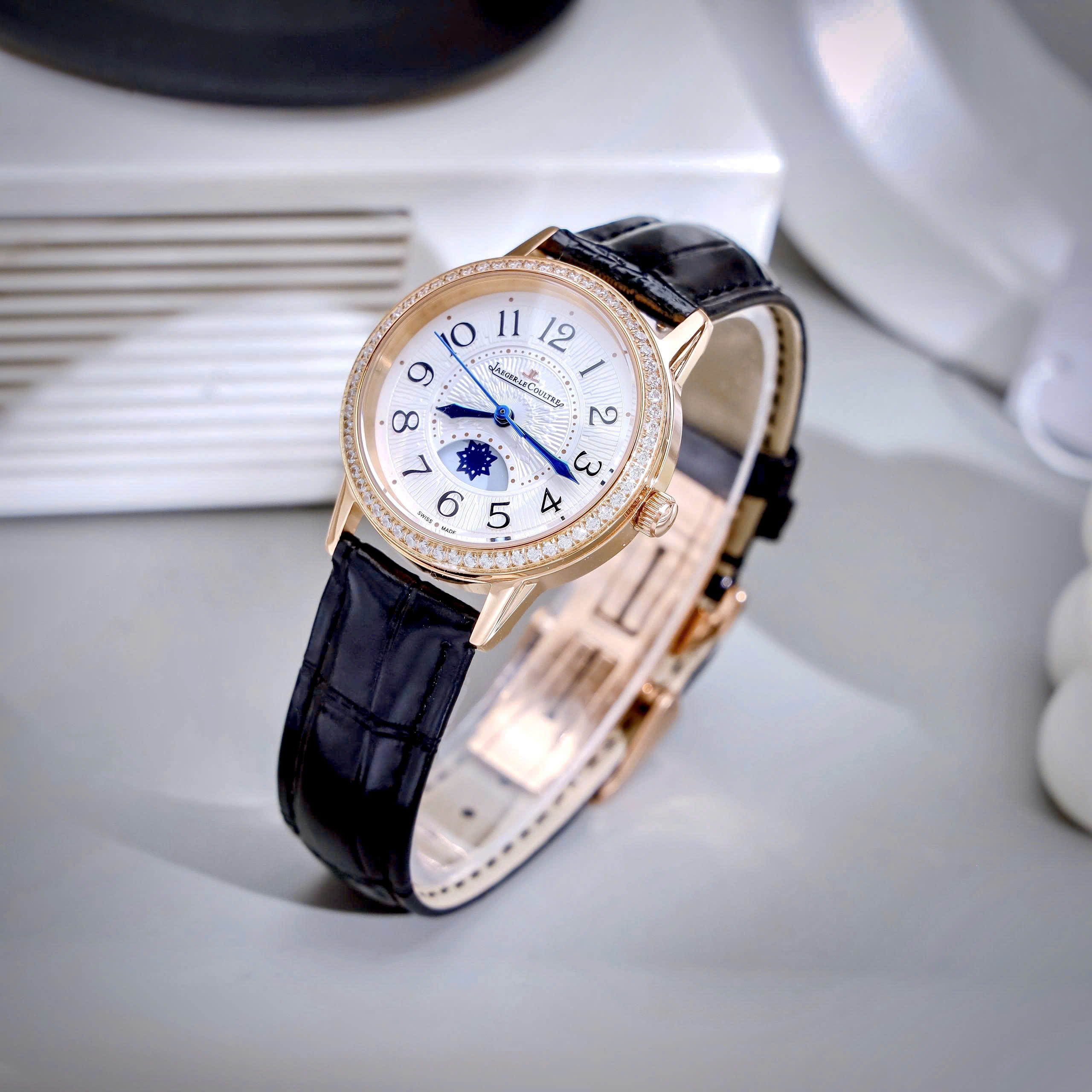 Đồng hồ Jaeger LeCoultre nữ màu vàng hồng đính đá dây da đen like auth 33mm (2) Đồng hồ Jaeger LeCoultre nữ màu vàng hồng đính đá dây da đen like auth 33mm