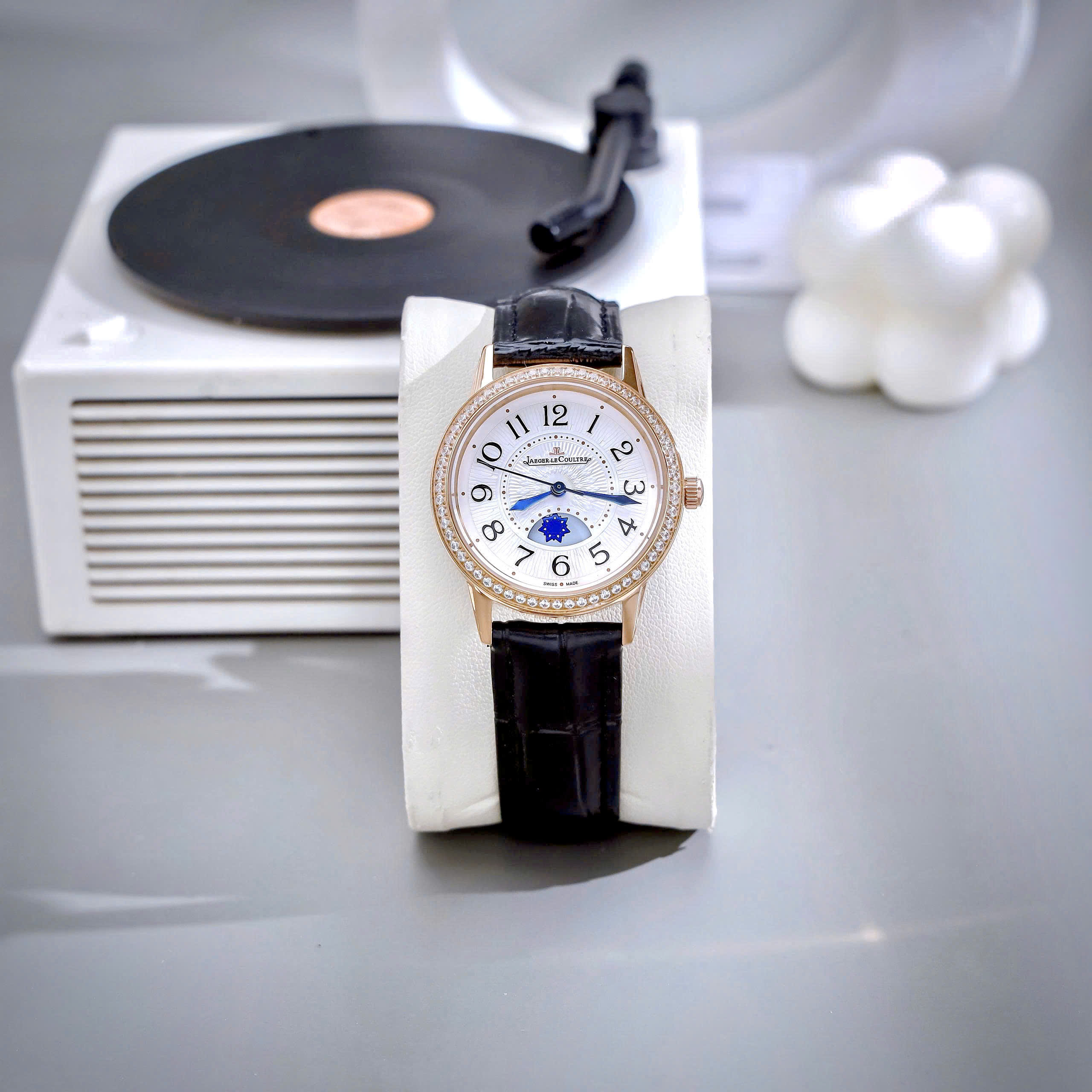 Đồng hồ Jaeger LeCoultre nữ màu vàng hồng đính đá dây da đen like auth 33mm (5) Đồng hồ Jaeger LeCoultre nữ màu vàng hồng đính đá dây da đen like auth 33mm