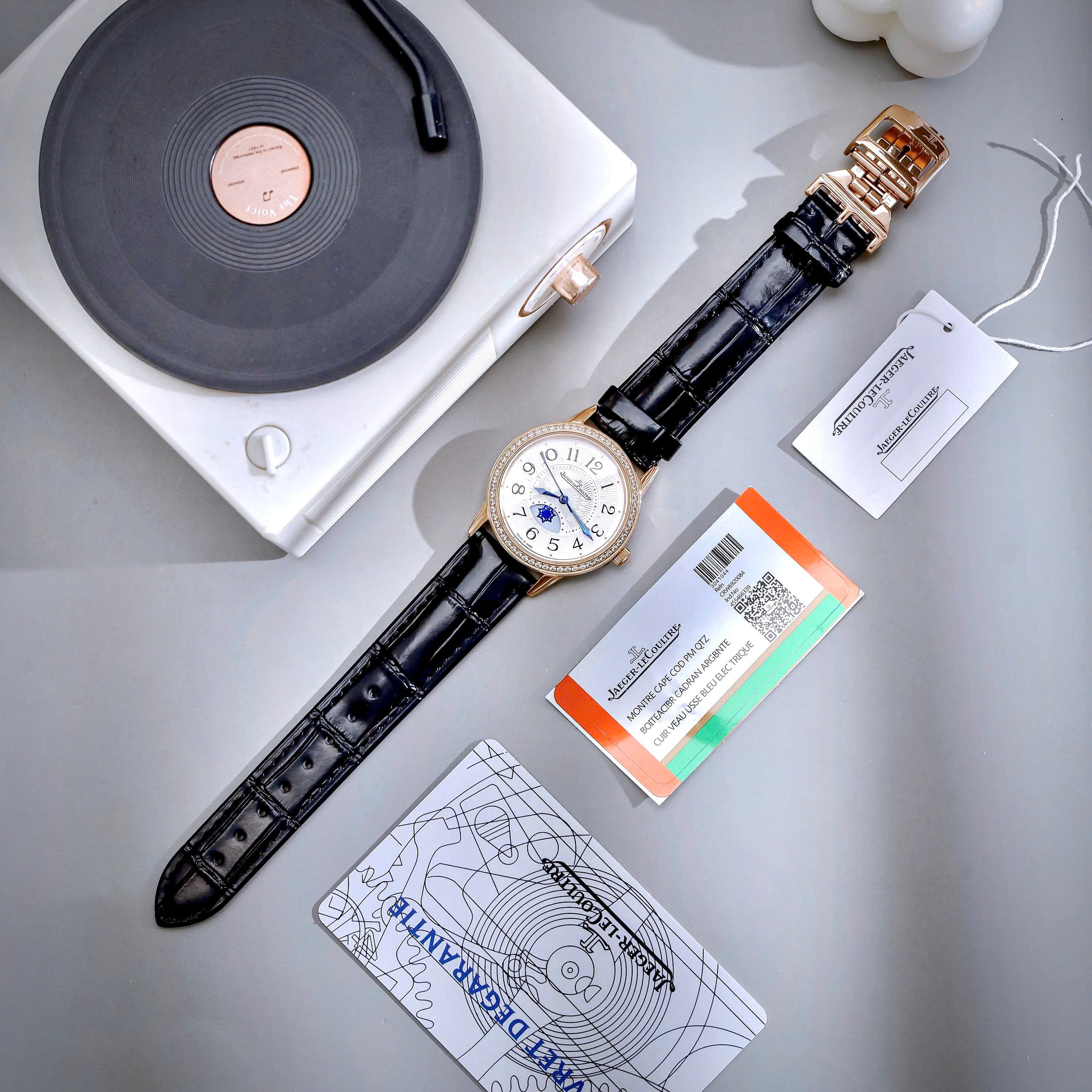 Đồng hồ Jaeger LeCoultre nữ màu vàng hồng đính đá dây da đen like auth 33mm (6) Đồng hồ Jaeger LeCoultre nữ màu vàng hồng đính đá dây da đen like auth 33mm