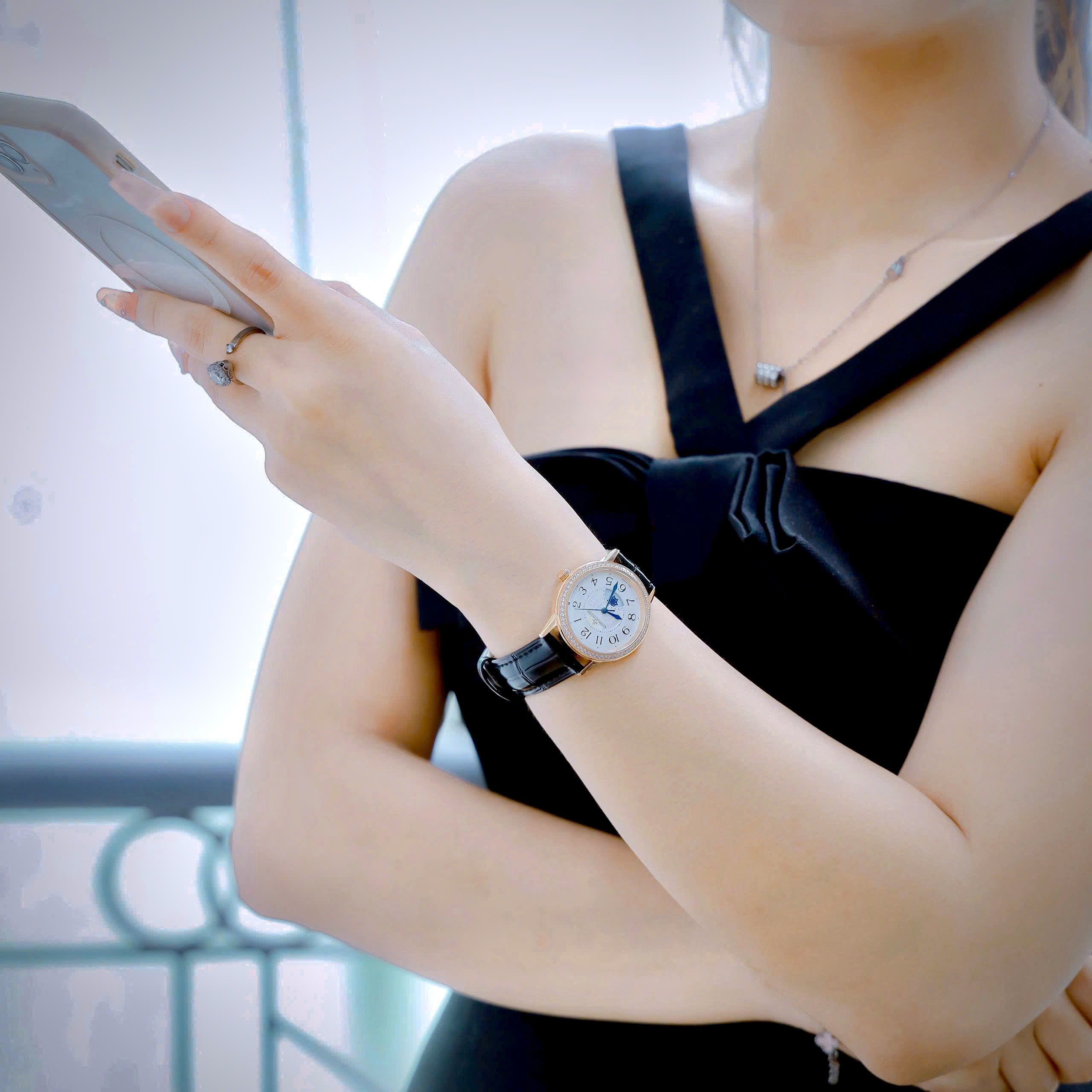 Đồng hồ Jaeger LeCoultre nữ màu vàng hồng đính đá dây da đen like auth 33mm (9) Đồng hồ Jaeger LeCoultre nữ màu vàng hồng đính đá dây da đen like auth 33mm