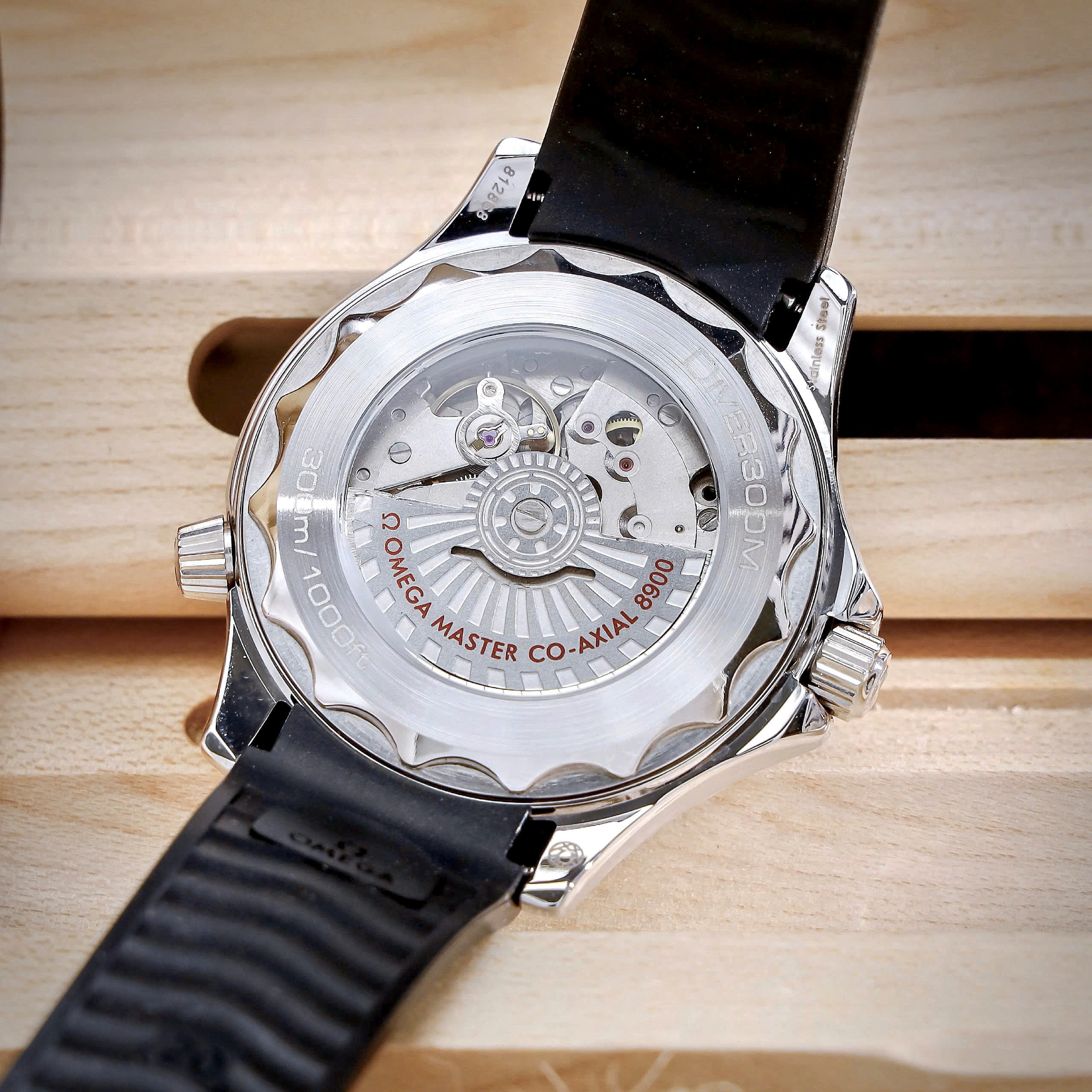 Đồng hồ Omega Seamaster Nam dây cao su mặt trắng máy cơ nhật giá rẻ 42mm (1) Đồng hồ Omega Seamaster Nam dây cao su mặt trắng máy cơ nhật giá rẻ 42mm