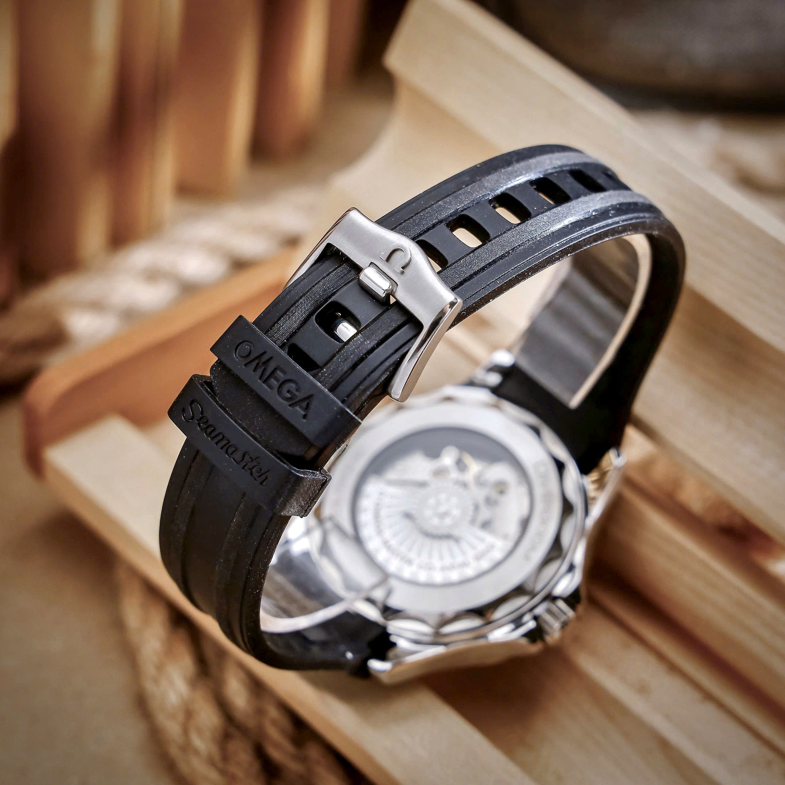 Đồng hồ Omega Seamaster Nam dây cao su mặt trắng máy cơ nhật giá rẻ 42mm (6) Đồng hồ Omega Seamaster Nam dây cao su mặt trắng máy cơ nhật giá rẻ 42mm