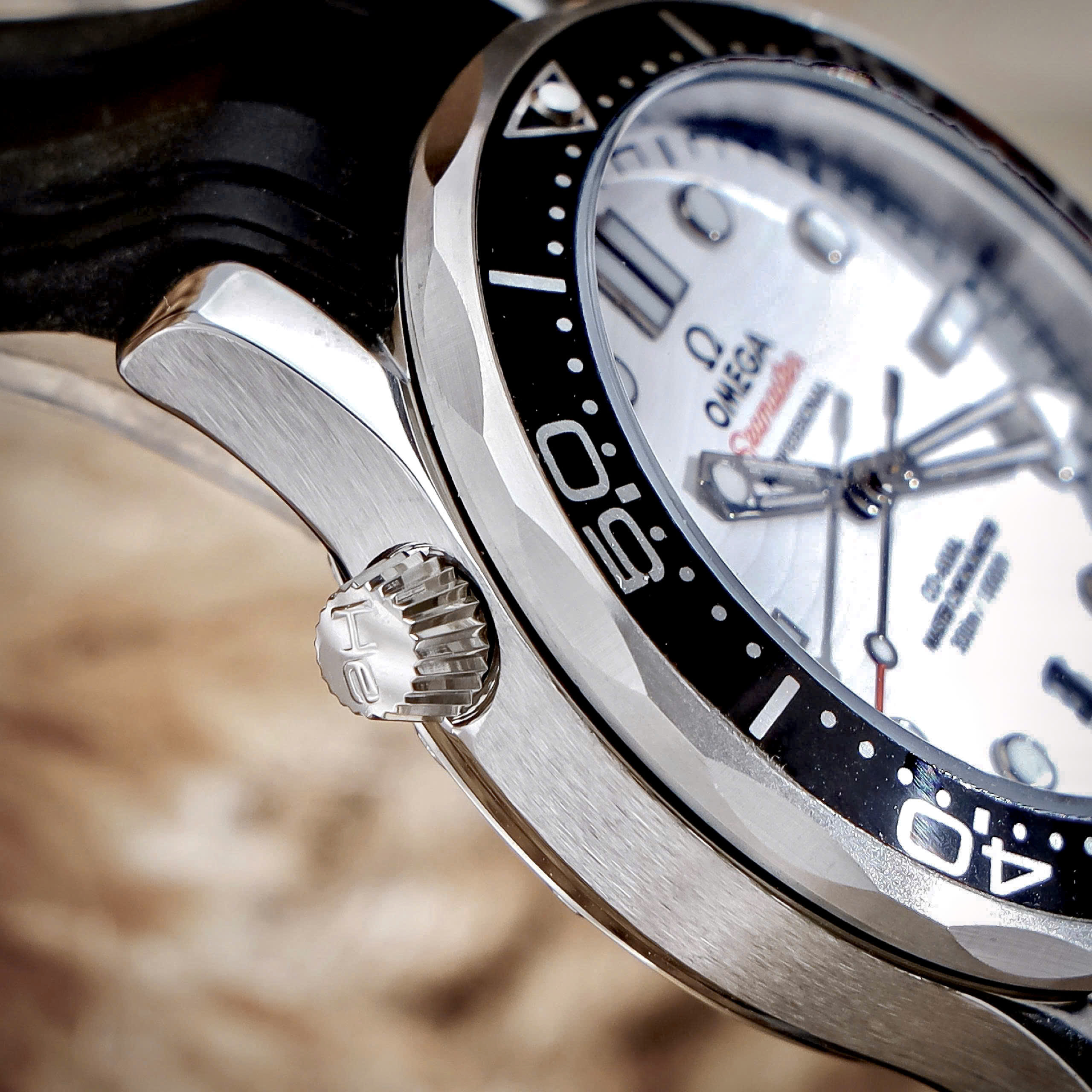 Đồng hồ Omega Seamaster Nam dây cao su mặt trắng máy cơ nhật giá rẻ 42mm (7) Đồng hồ Omega Seamaster Nam dây cao su mặt trắng máy cơ nhật giá rẻ 42mm