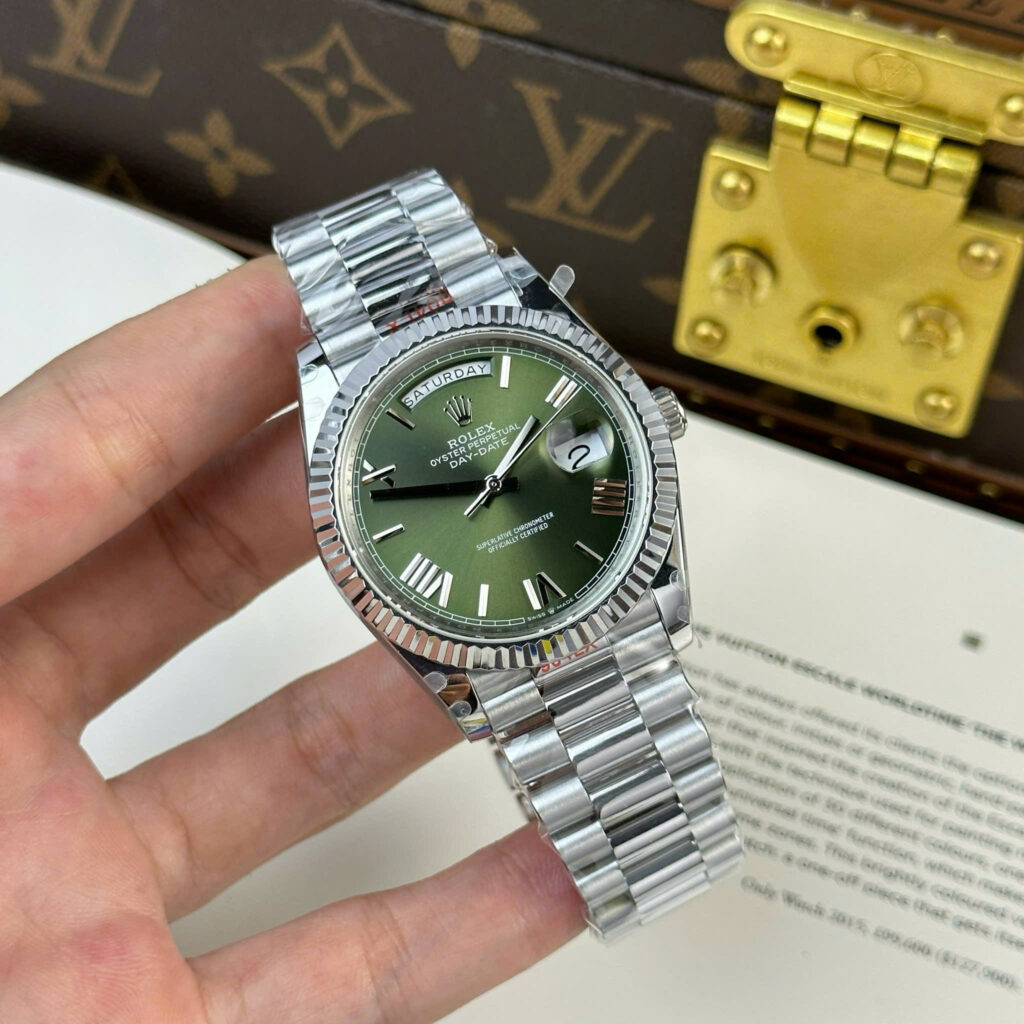 Đồng hồ Rolex Day-Date Replica 1 1 mặt xanh lá cây cọc số la mã nặng 186 gram xưởng QF 40mm (2)