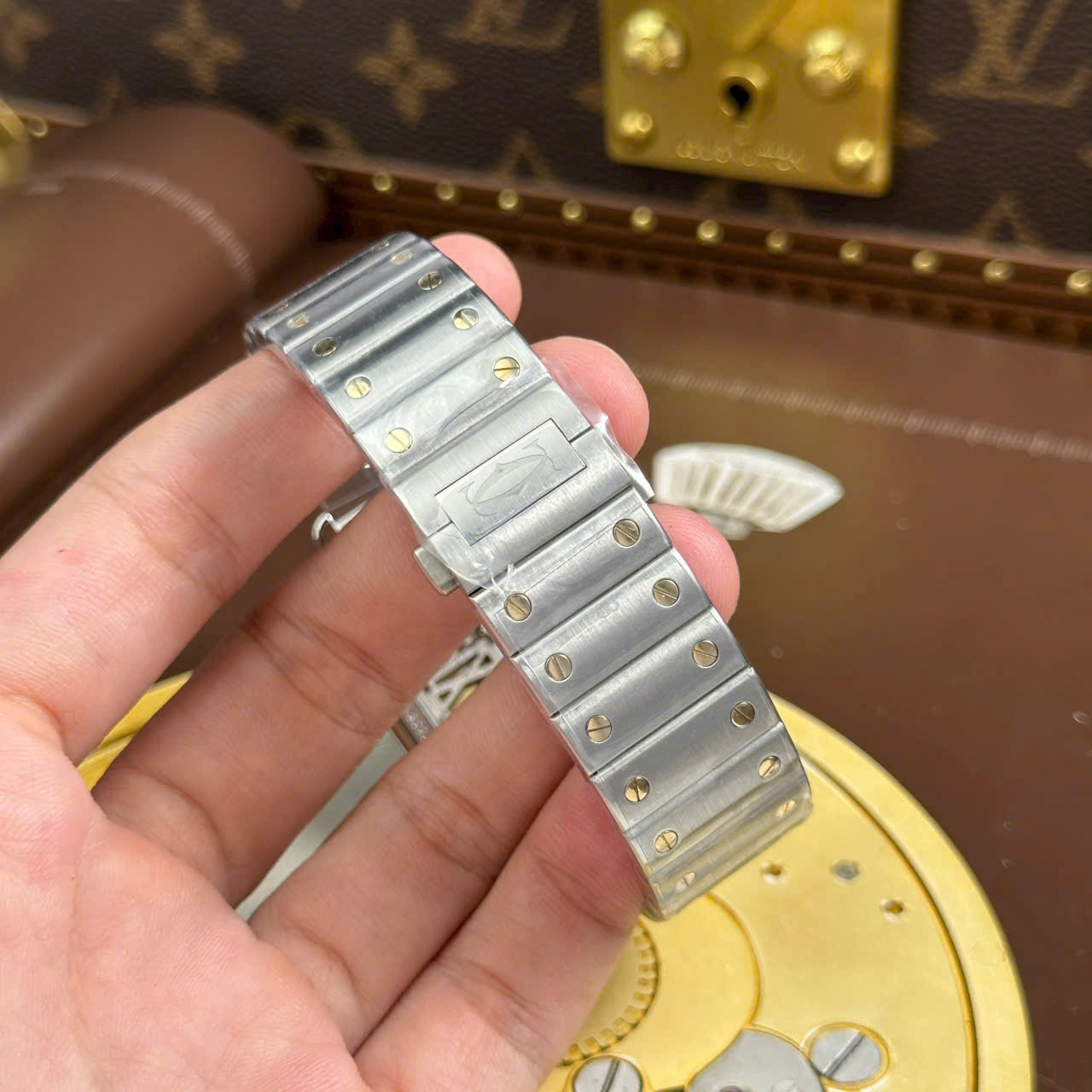 Đồng hồ nam Cartier Santos Rep 1 1 mặt lộ cơ viền vàng nhà máy MLF 39 (12) Đồng hồ nam Cartier Santos Rep 1 1 mặt lộ cơ viền vàng nhà máy MLF 39 (1)