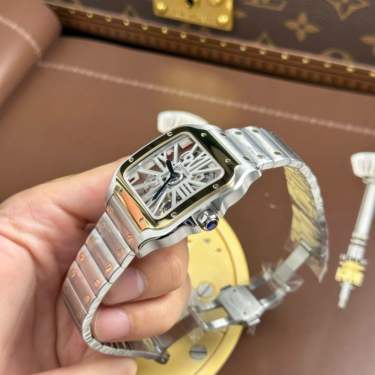 Đồng hồ nam Cartier Santos Rep 1 1 mặt lộ cơ viền vàng nhà máy MLF 39 (5) Đồng hồ nam Cartier Santos Rep 1 1 mặt lộ cơ viền vàng nhà máy MLF 39 (1)