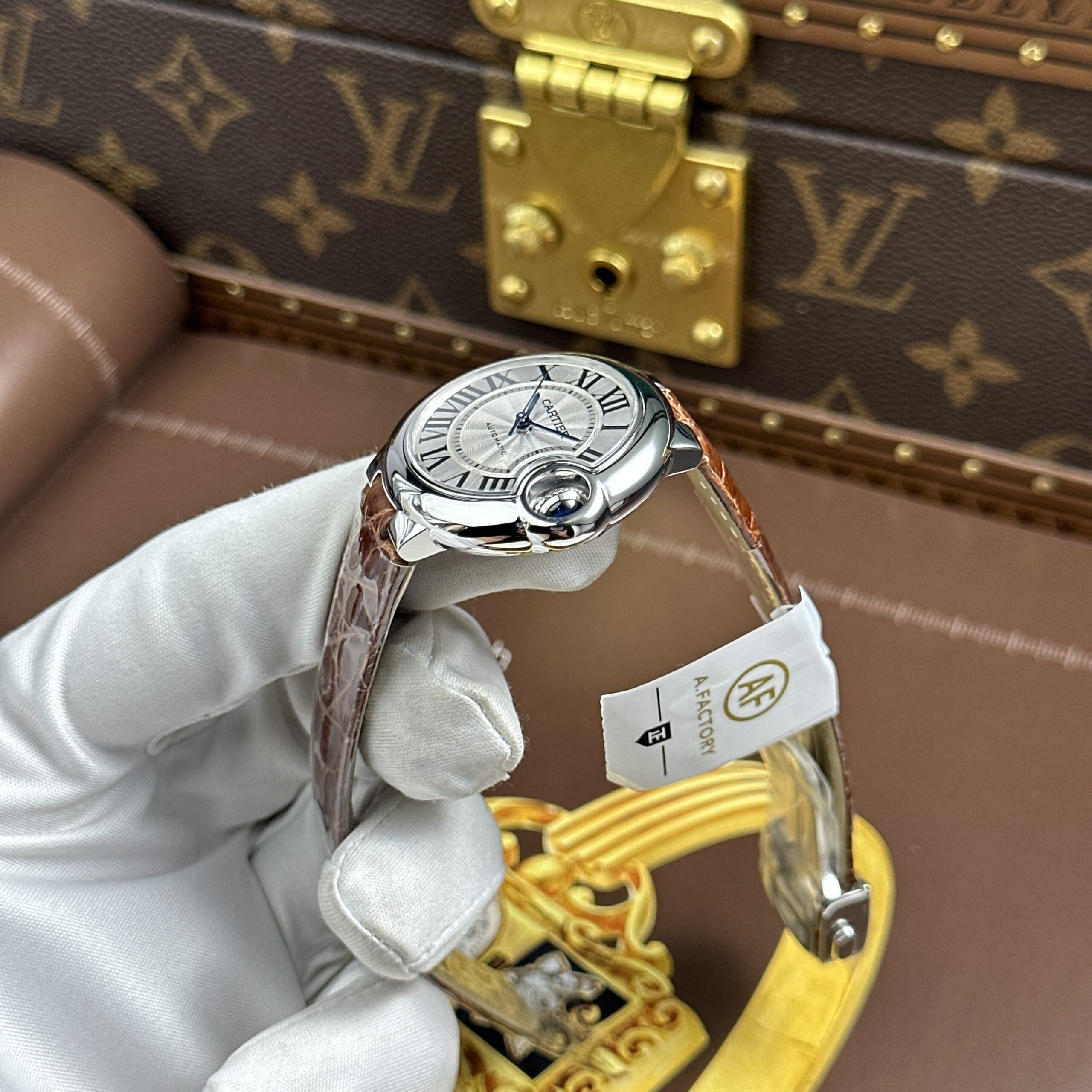 Đồng hồ Cartier Ballon Bleu Replica 11 dây da nâu máy cơ tự động xưởng AF 33mm (10) Đồng hồ Cartier Ballon Bleu Replica 11 dây da nâu máy cơ tự động xưởng AF 33mm (2)