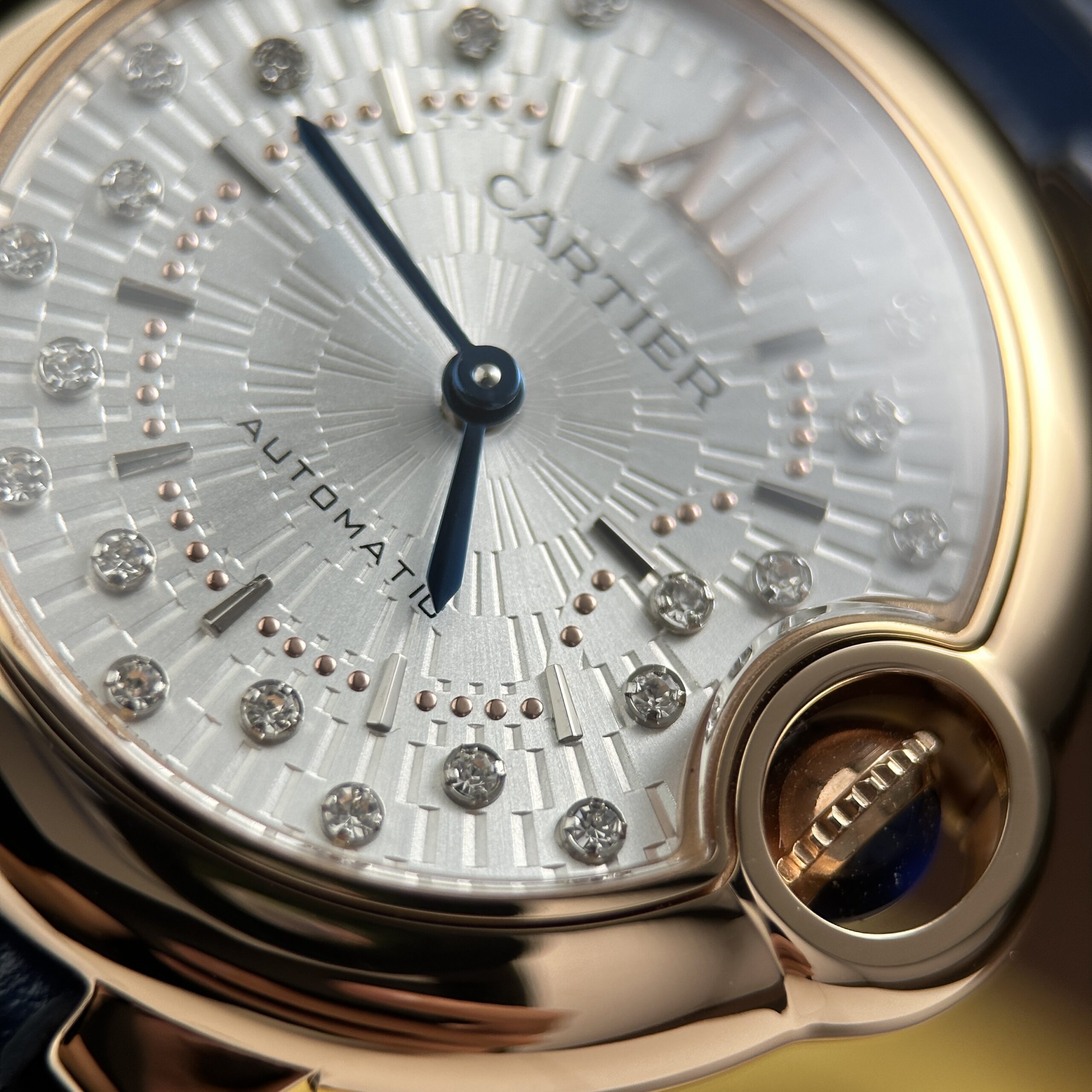 Đồng hồ Cartier Ballon Bleu WGBB0052 Replica 11 mạ vàng hồng dây da xưởng AF 33mm (5) Đồng hồ Cartier Ballon Bleu WGBB0052 Replica 11 mạ vàng hồng dây da xưởng AF 33mm (2)